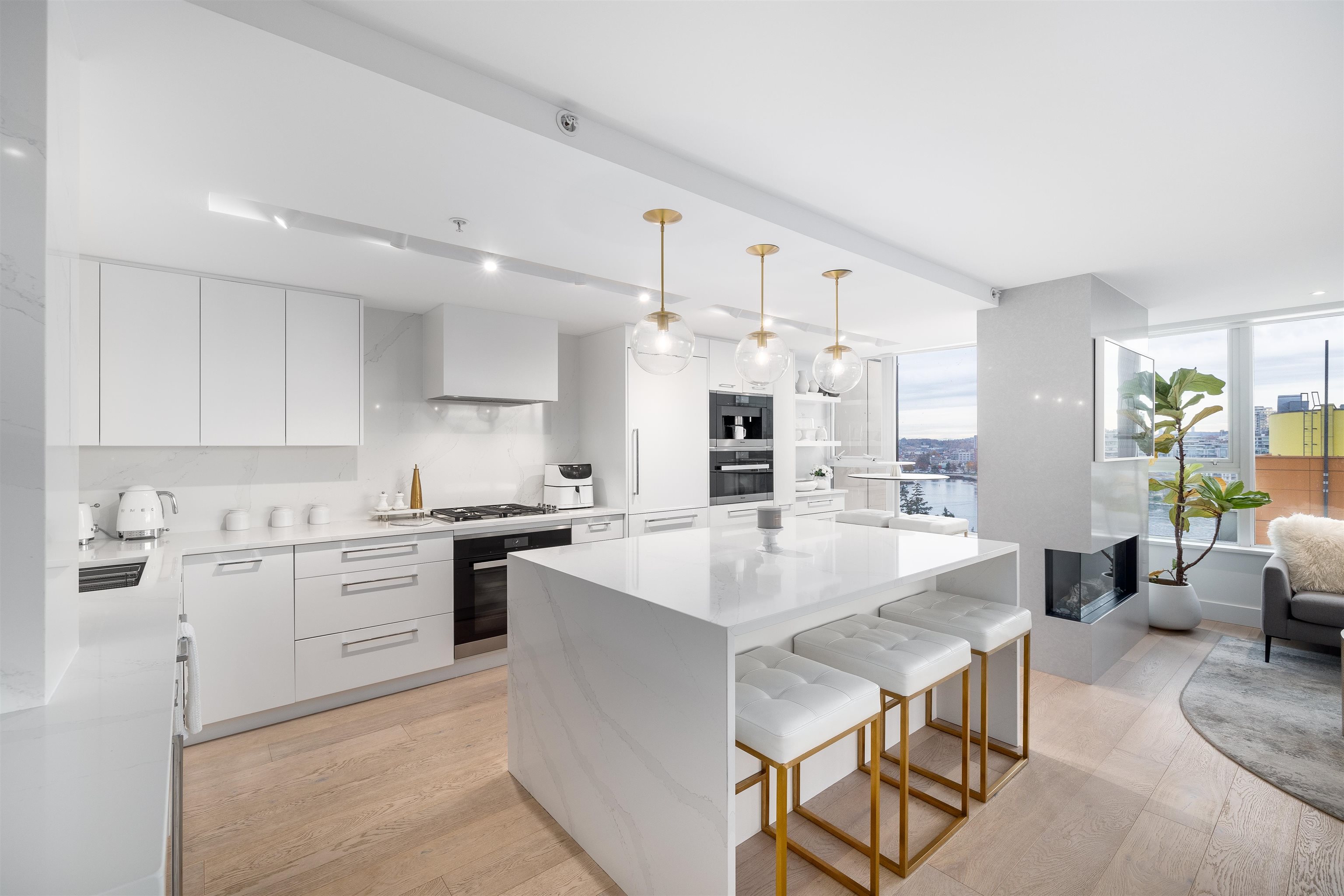 33 Smithe Street #1603, Vancouver, BC V6B 0B5