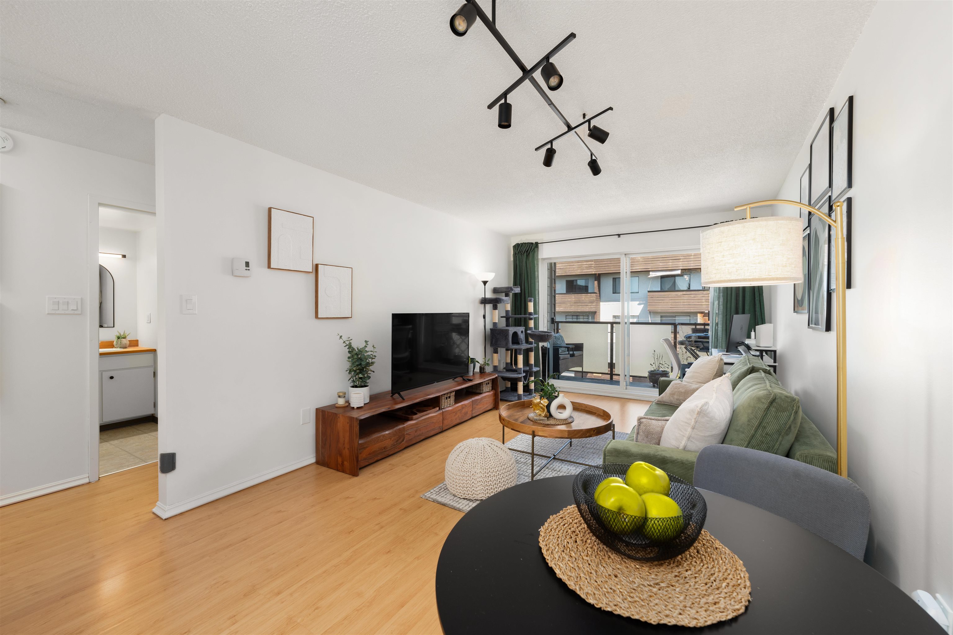 212 Forbes Avenue #304, North Vancouver, BC V7M 3E5