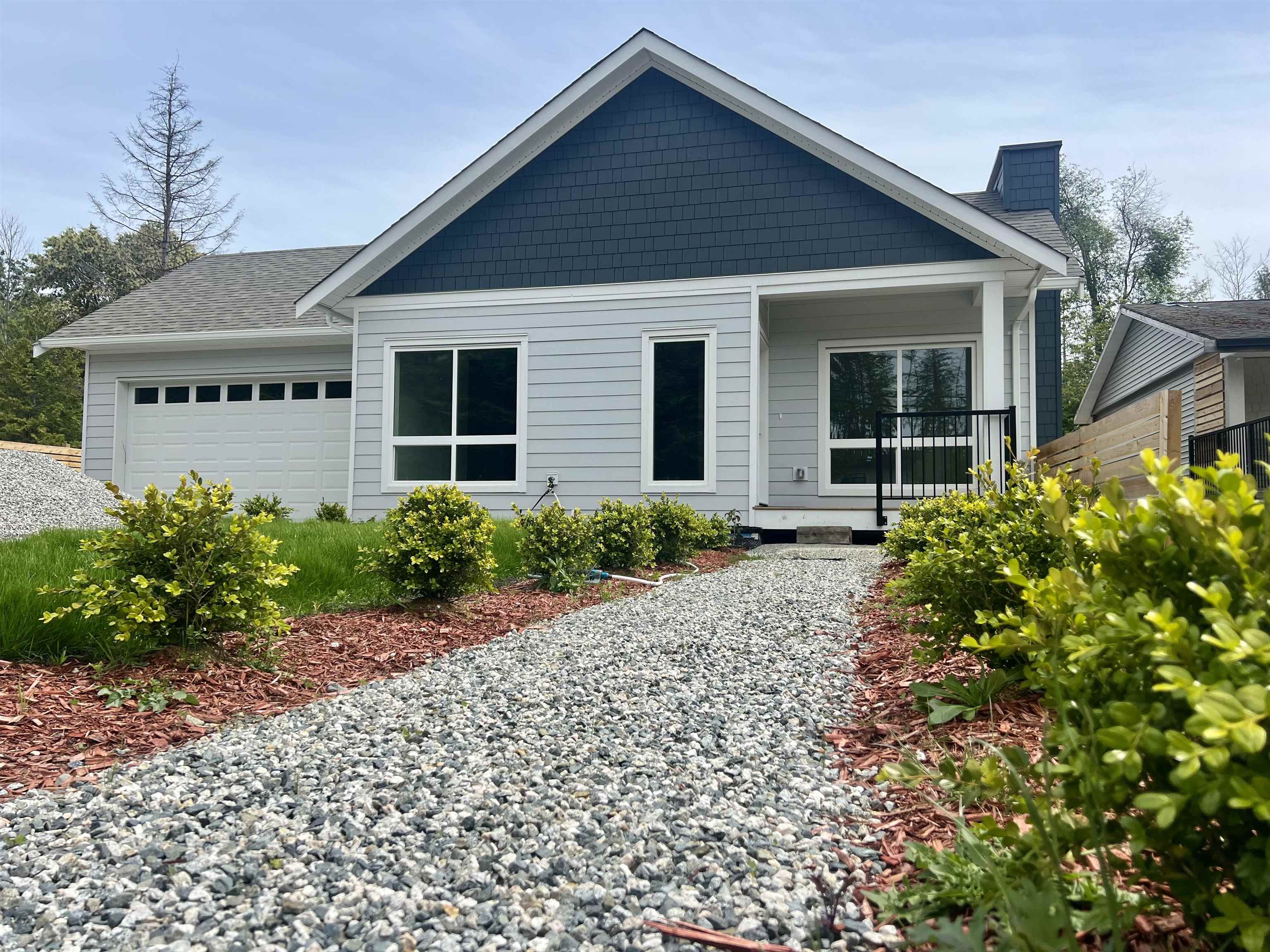 5416 Mills Rd, Sechelt, BC V7Z 0M3