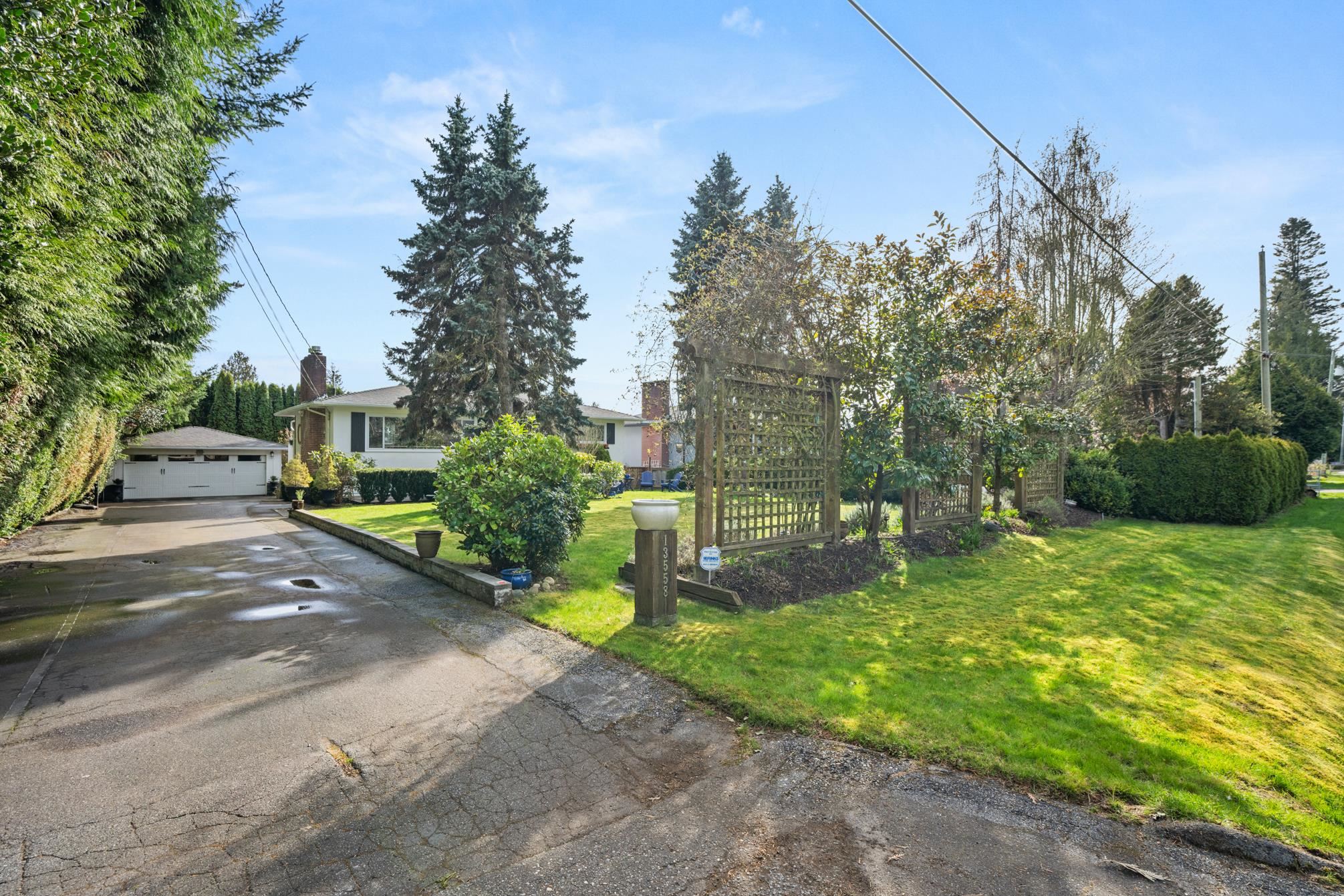 15 Avenue, Surrey, BC V4A 1L2