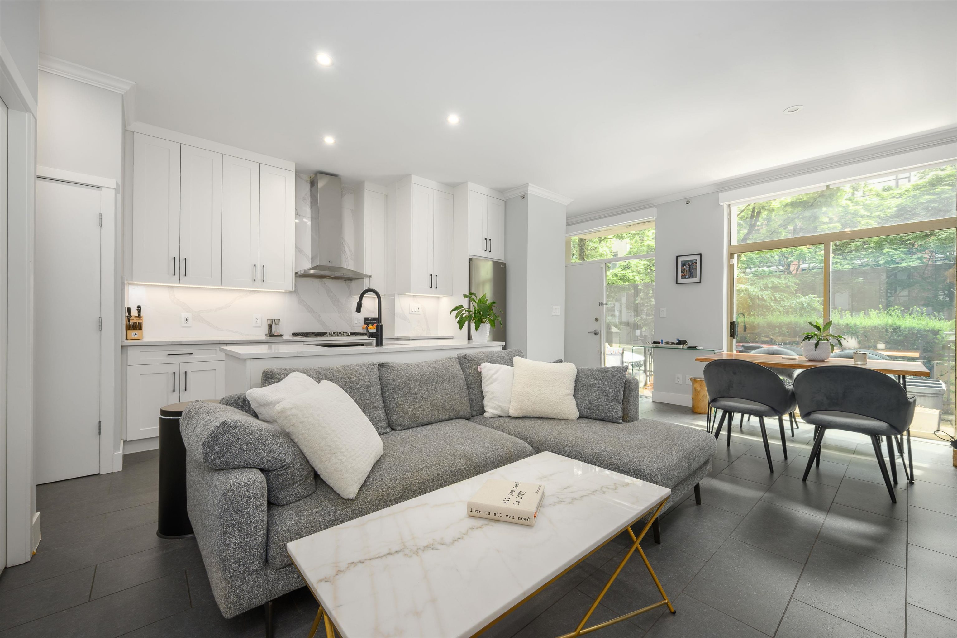 987 Richards Street, Vancouver, BC V6B 3B6