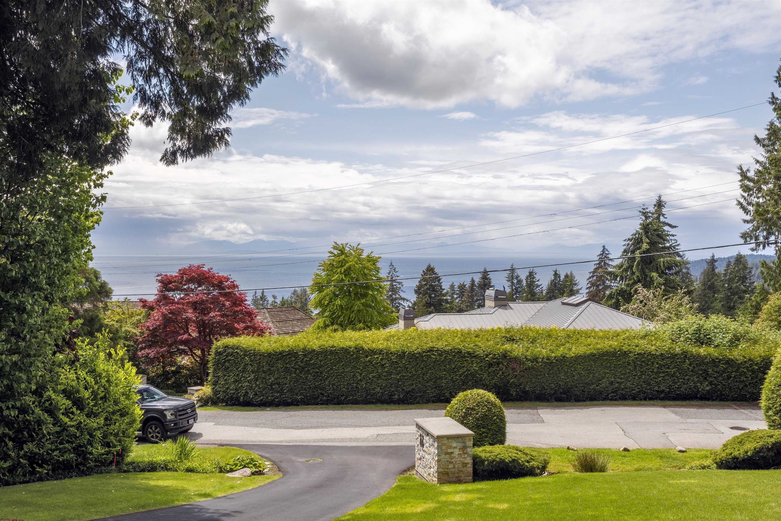 2695 Rosebery Avenue, West Vancouver, BC V7V 3A3