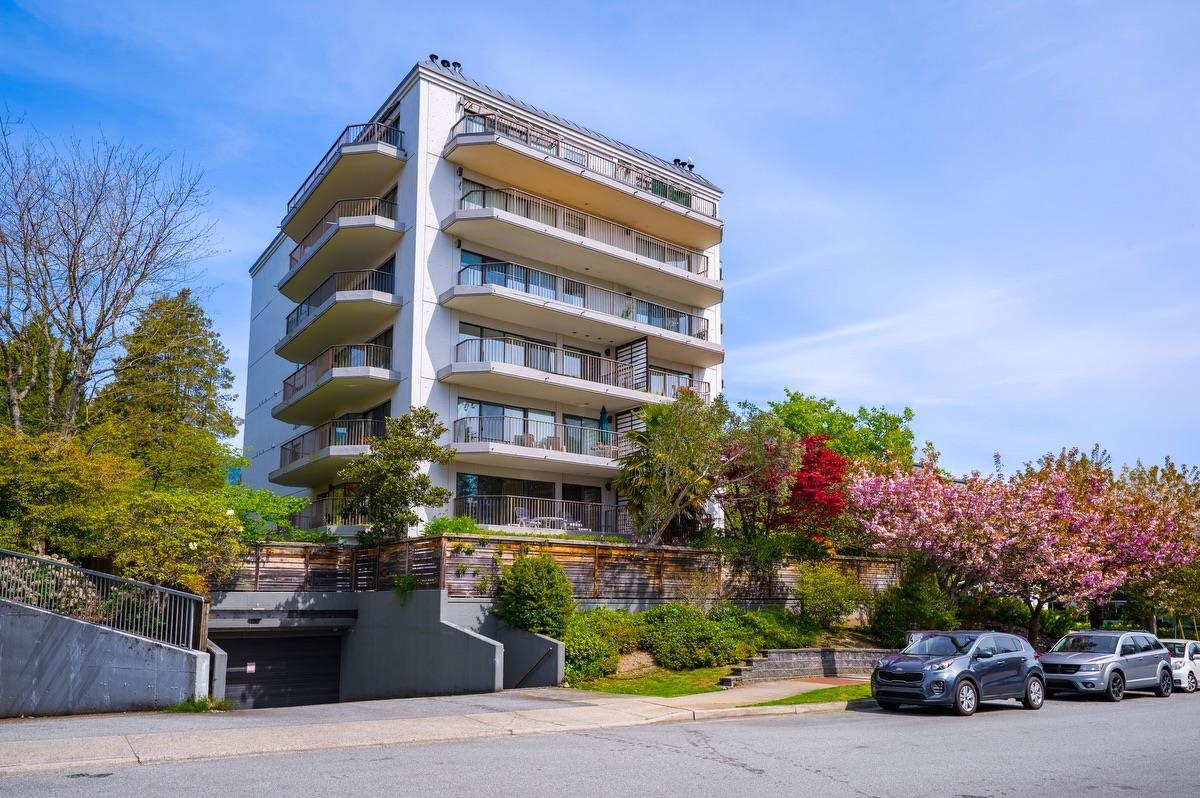 747 17th Street #401, West Vancouver, BC V7V 3T4