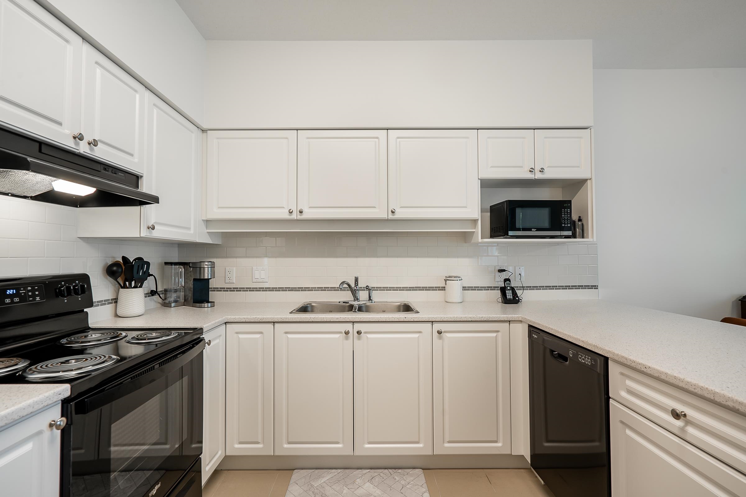 13911 70 Avenue #202, Surrey, BC V3W 6B4