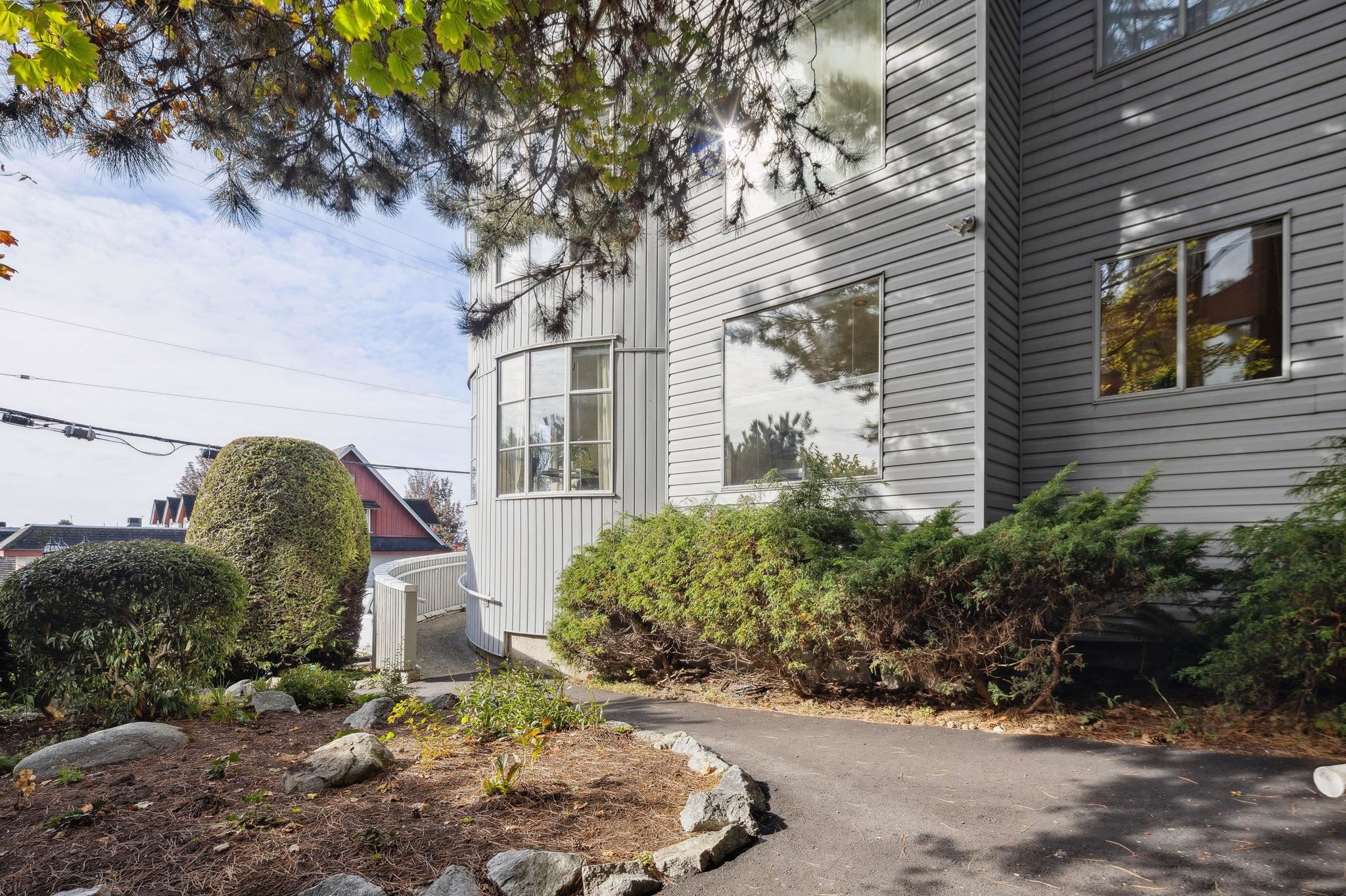 2412 Haywood Avenue #101, West Vancouver, BC V7V 1Y1