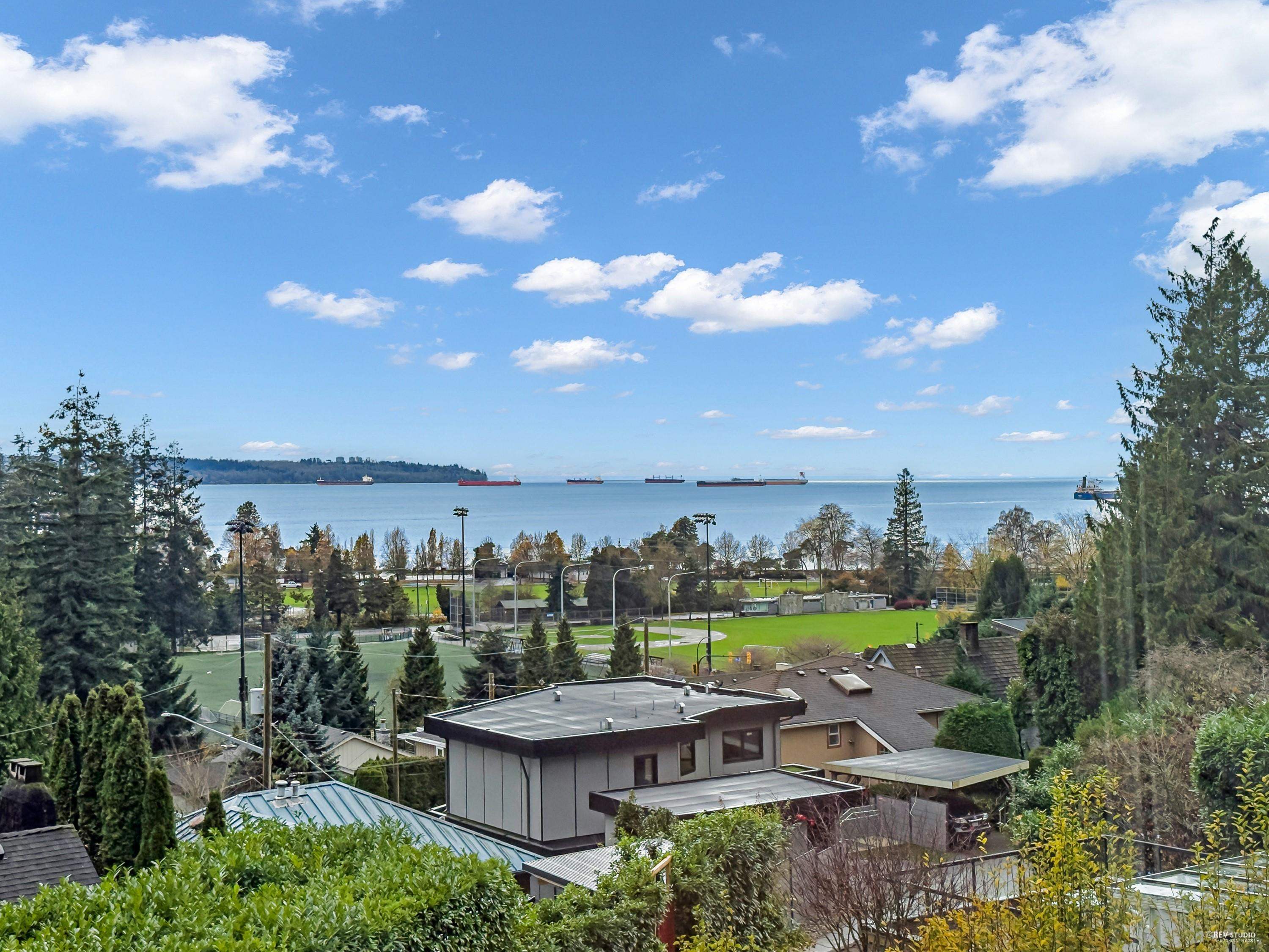 1010 Keith Road, West Vancouver, BC V7T 1M5