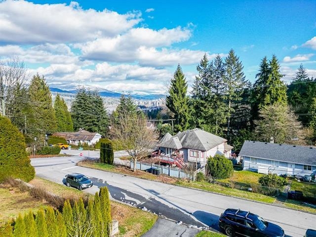 941 Tuxedo Drive, Port Moody, BC V3H 1L2