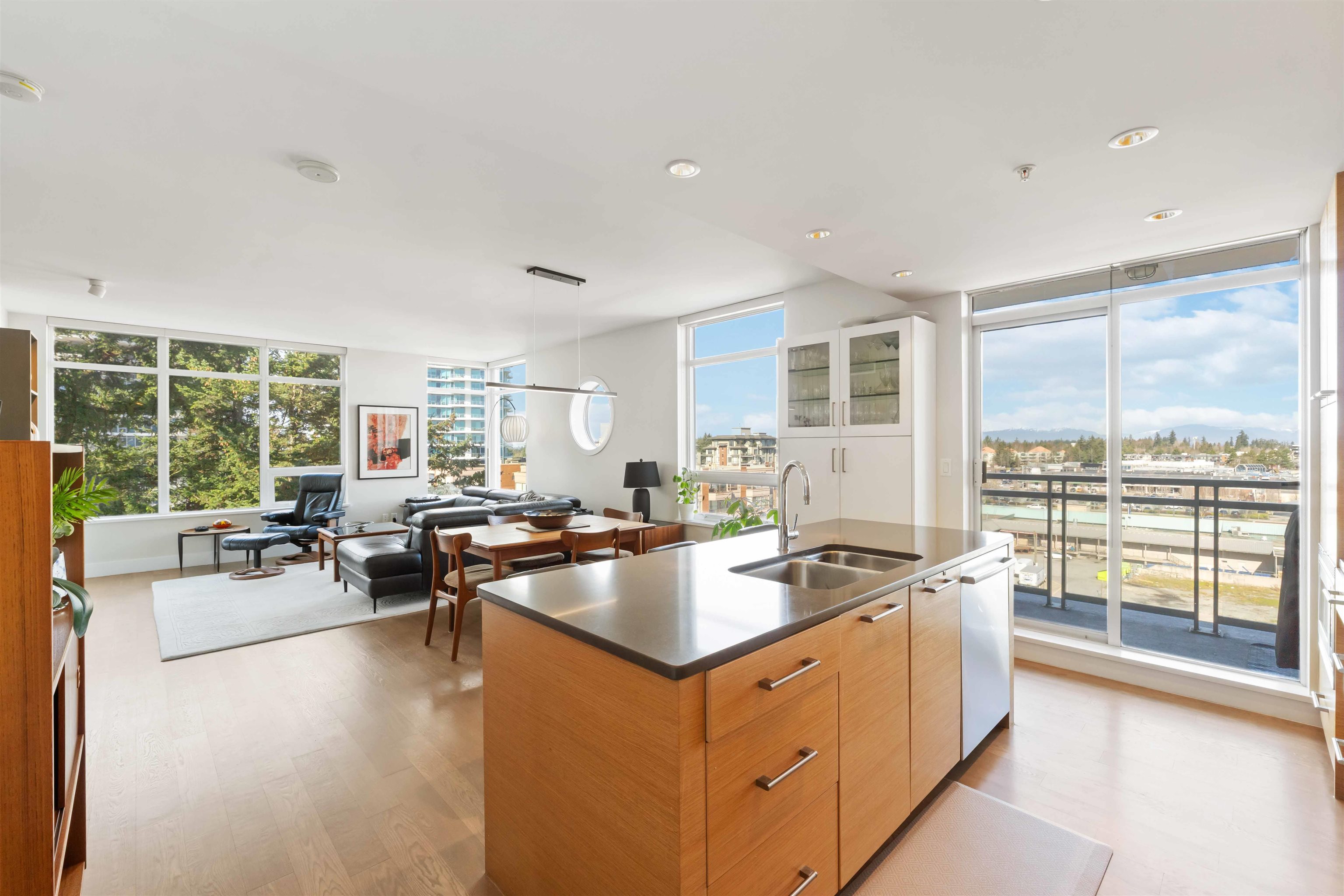 15152 Russell Avenue #804, White Rock, BC V4B 0A3