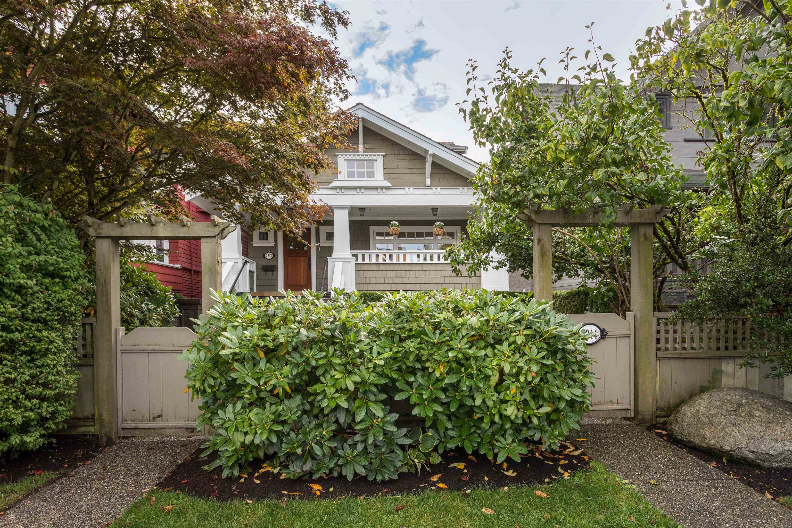 3242 West 3rd Avenue, Vancouver, BC V6K 1N4