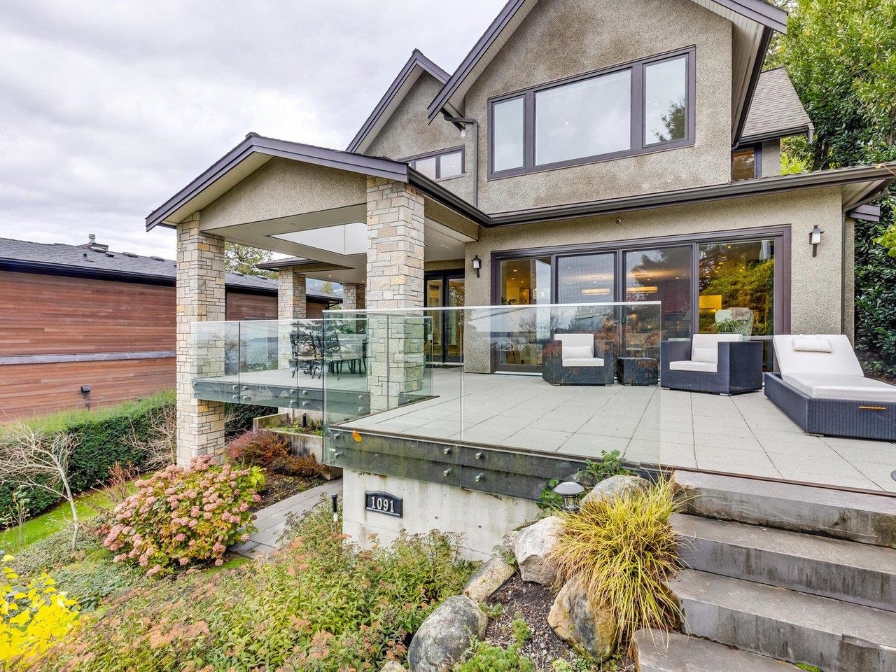 1091 Esquimalt Avenue, West Vancouver, BC V7T 1J9