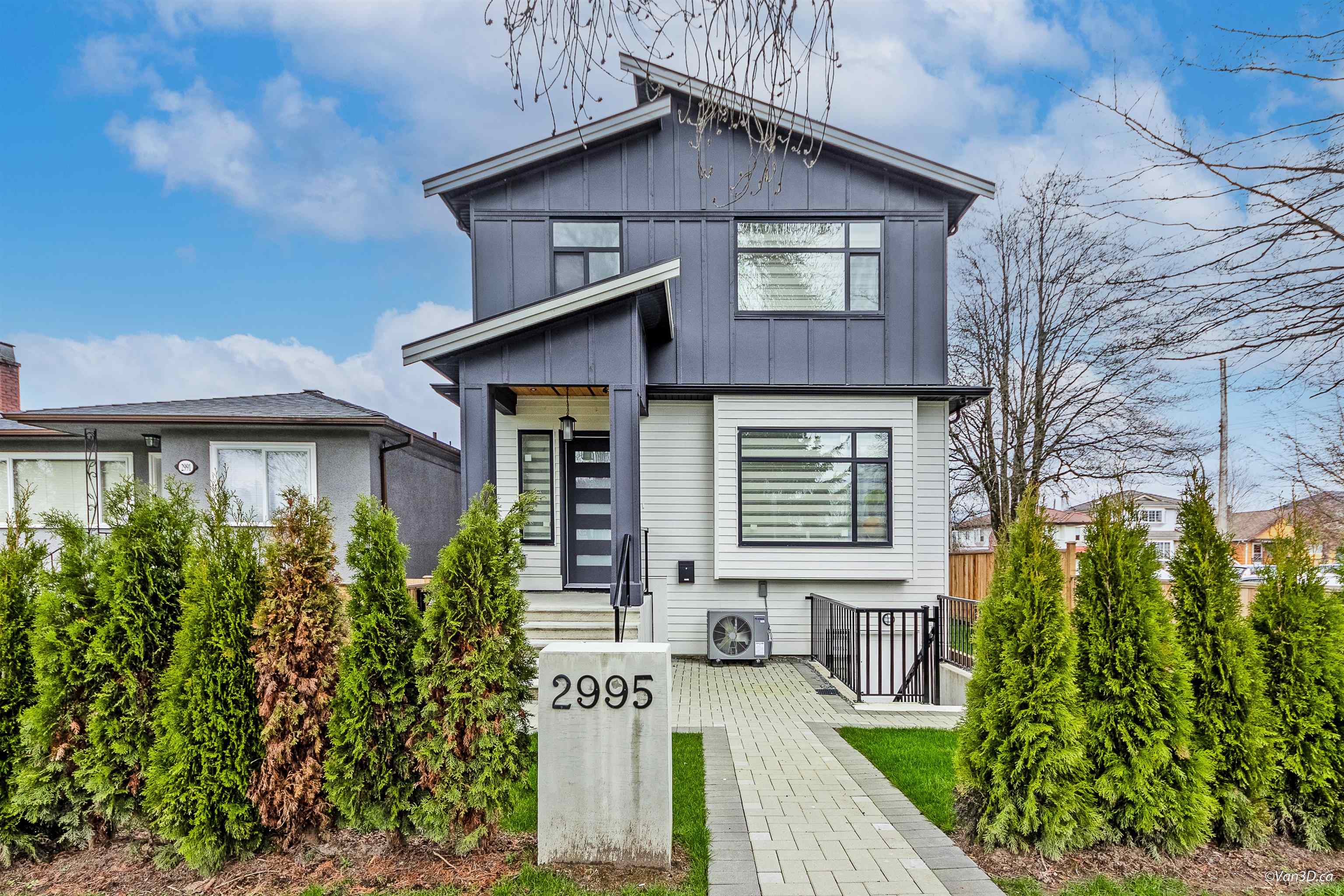 2995 East 17th Avenue, Vancouver, BC V5M 2N4