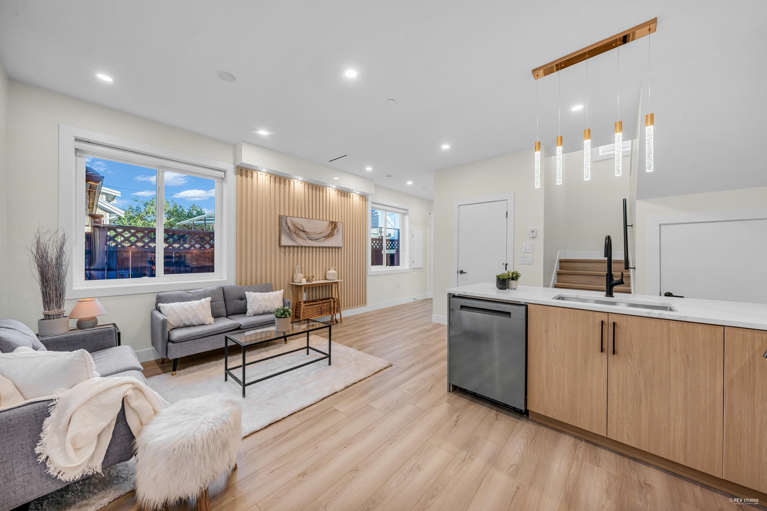 2703 East 3rd Avenue #2, Vancouver, BC V5M 1H3