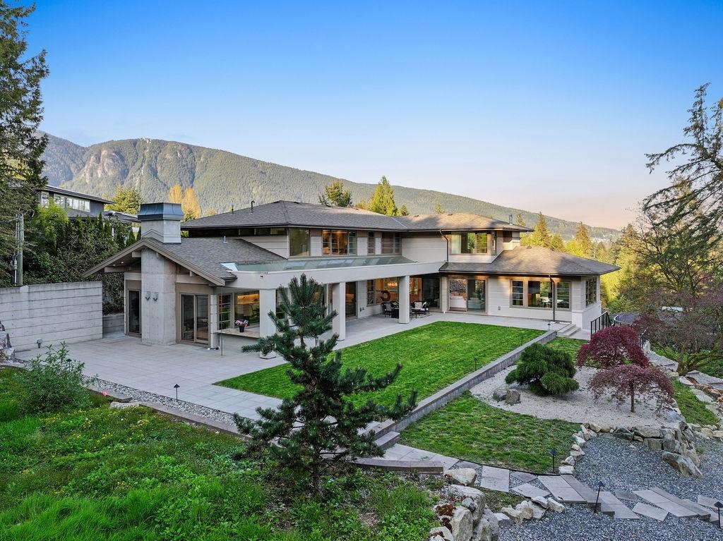 565 Robin Hood Road, West Vancouver, BC V7S 1T4