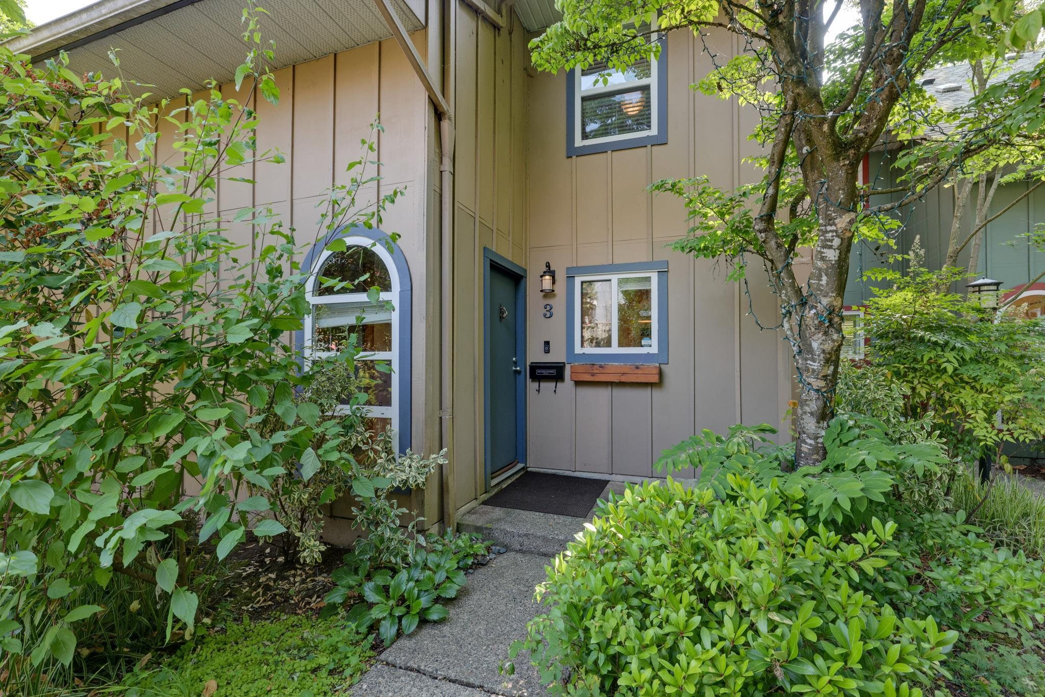900 West 17th Street #3, North Vancouver, BC V7P 3K5