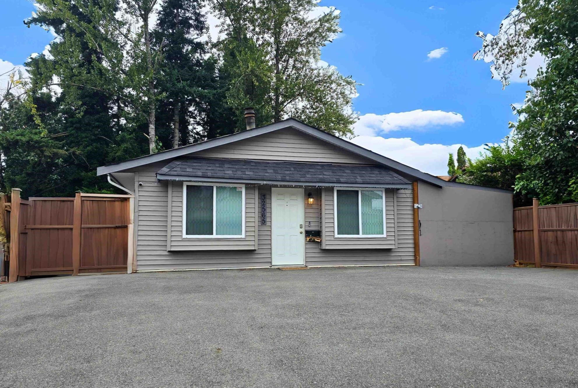 32565 George Ferguson Way, Abbotsford, BC V2T 4C8