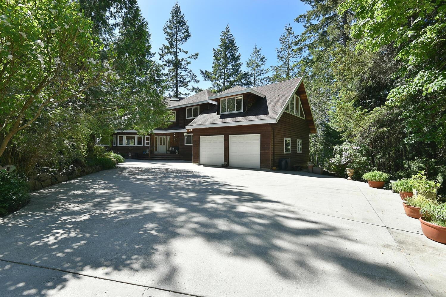 8852 Redrooffs Rd, Halfmoon Bay, BC V7Z 1B2