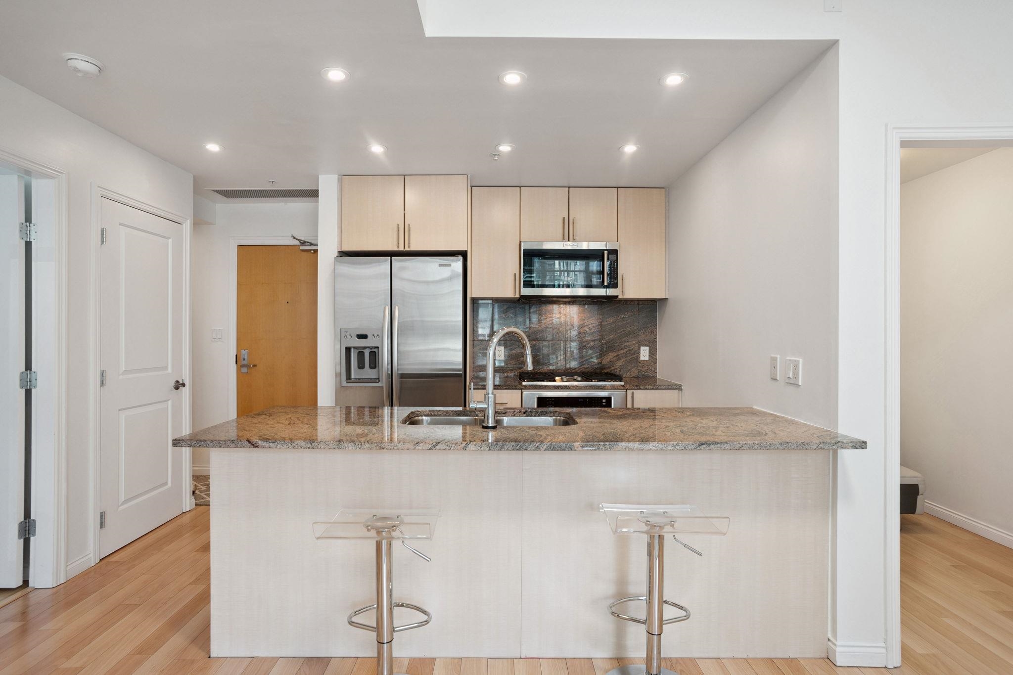 1211 Melville Street #807, Vancouver, BC V6E 0A7