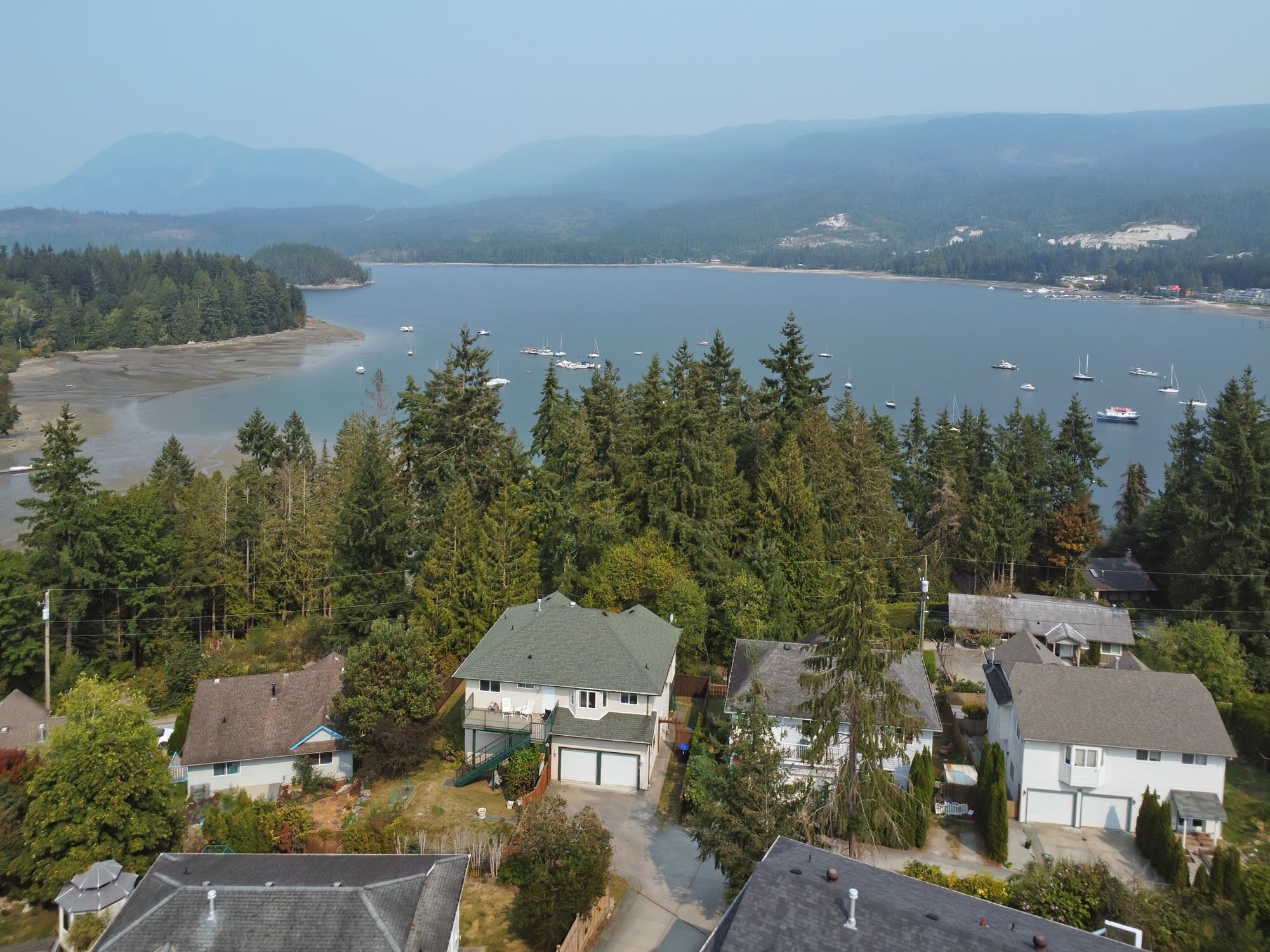 5866 A Turnstone Cres, Sechelt, BC V7Z 0L9