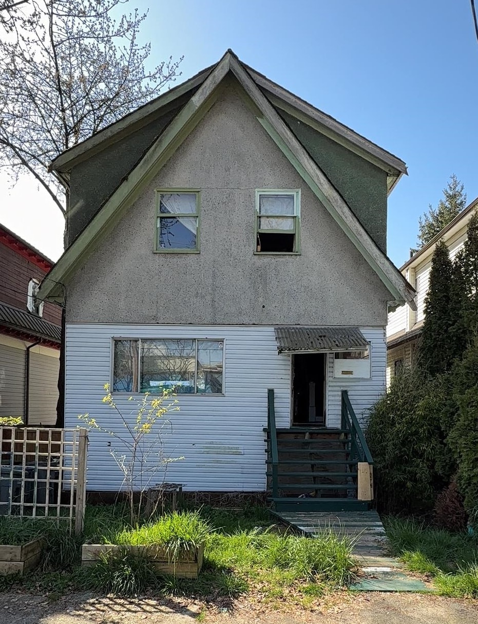 1017 Mclean Drive, Vancouver, BC V5L 3N2