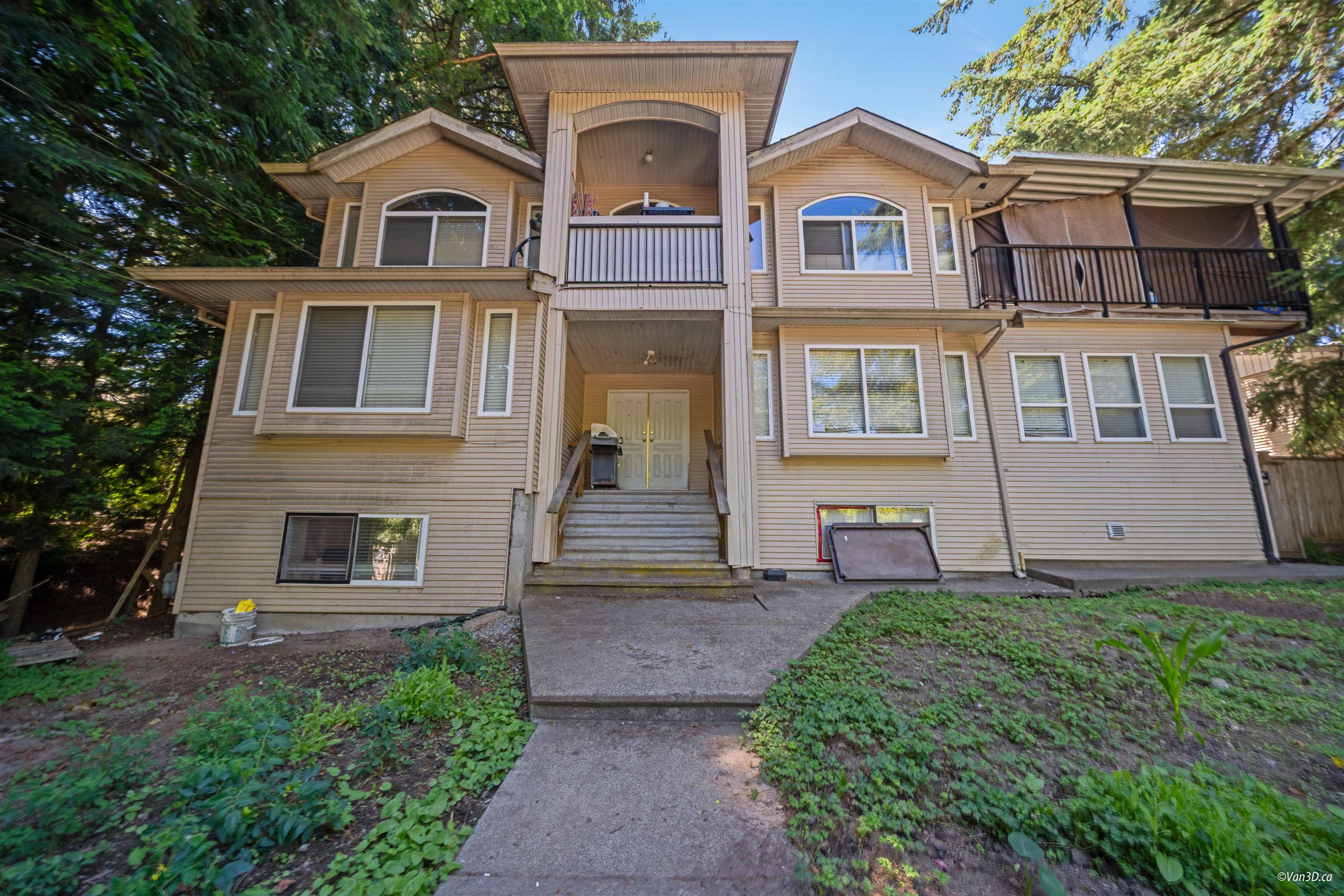 8863 King George Boulevard, Surrey, BC V3V 5V6