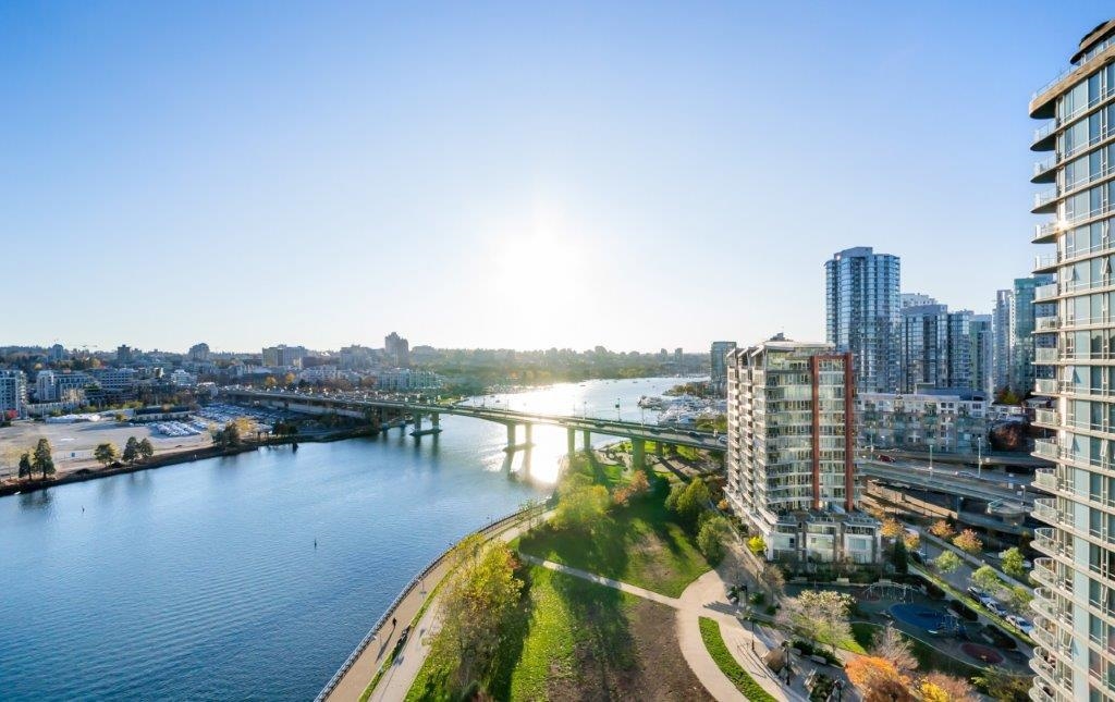 8 Smithe Mews #2005, Vancouver, BC V6B 0A5