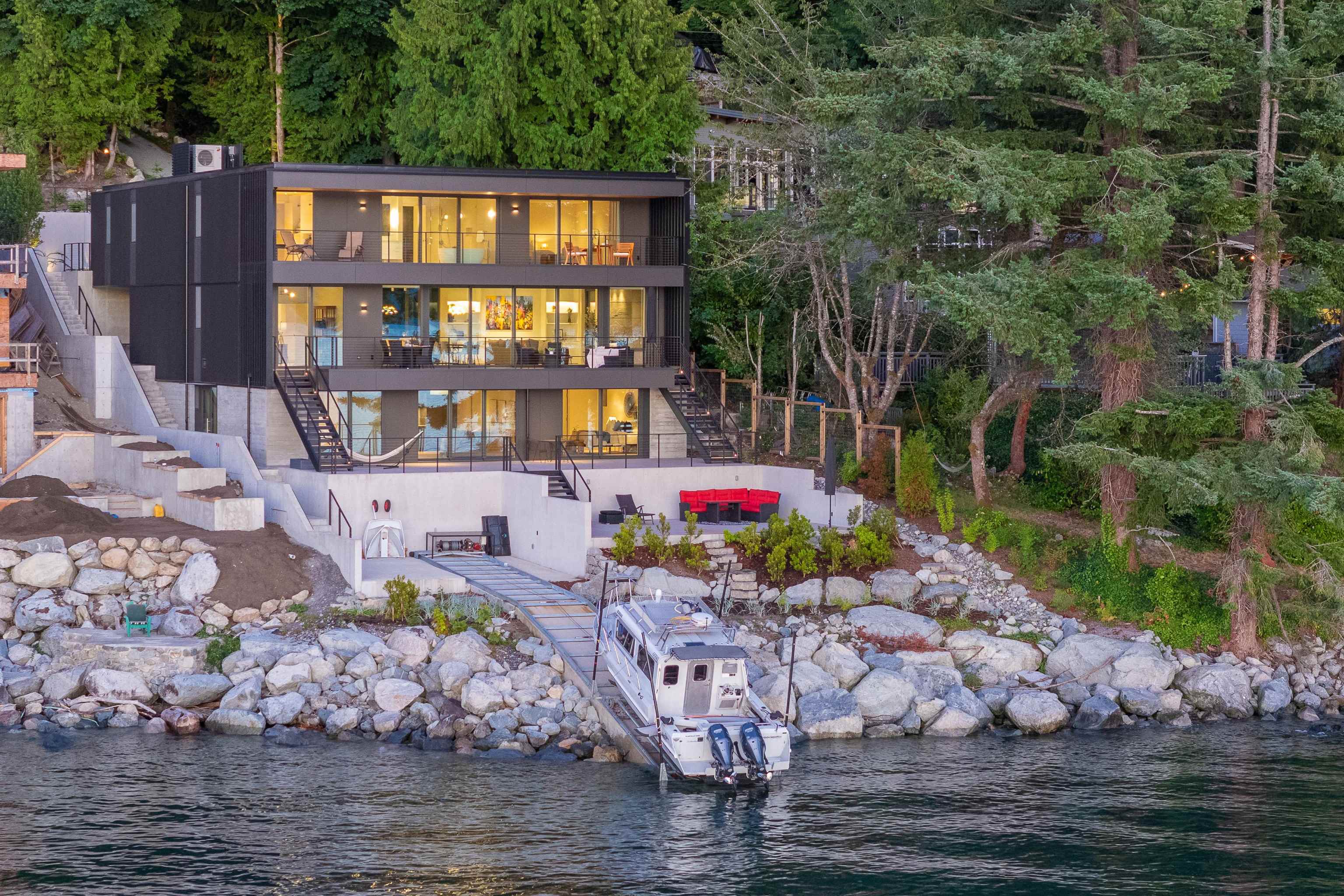 8885 Lawrence Way, West Vancouver, BC V7W 2T7