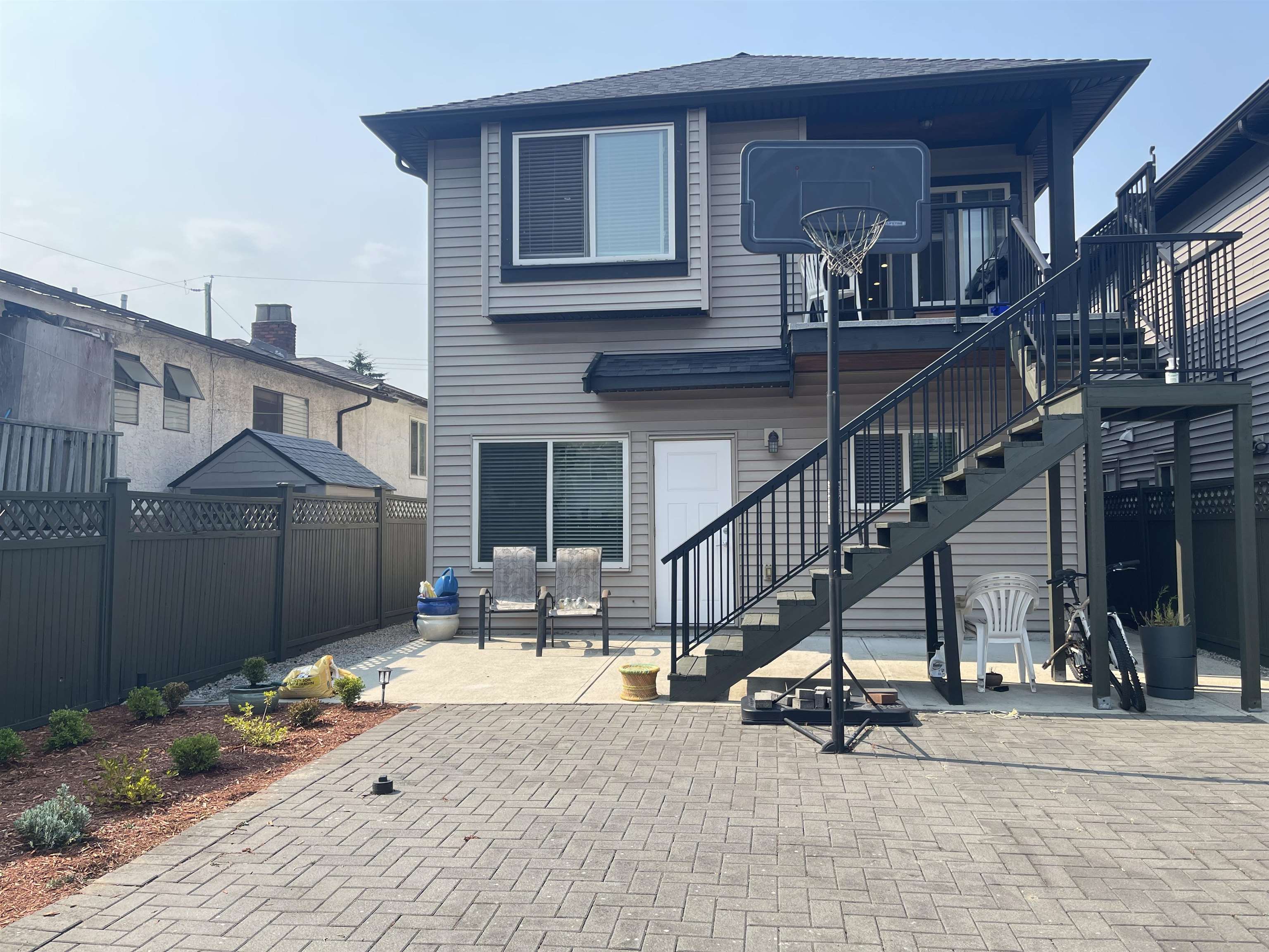 11th Avenue, Burnaby, BC V3N 2N1