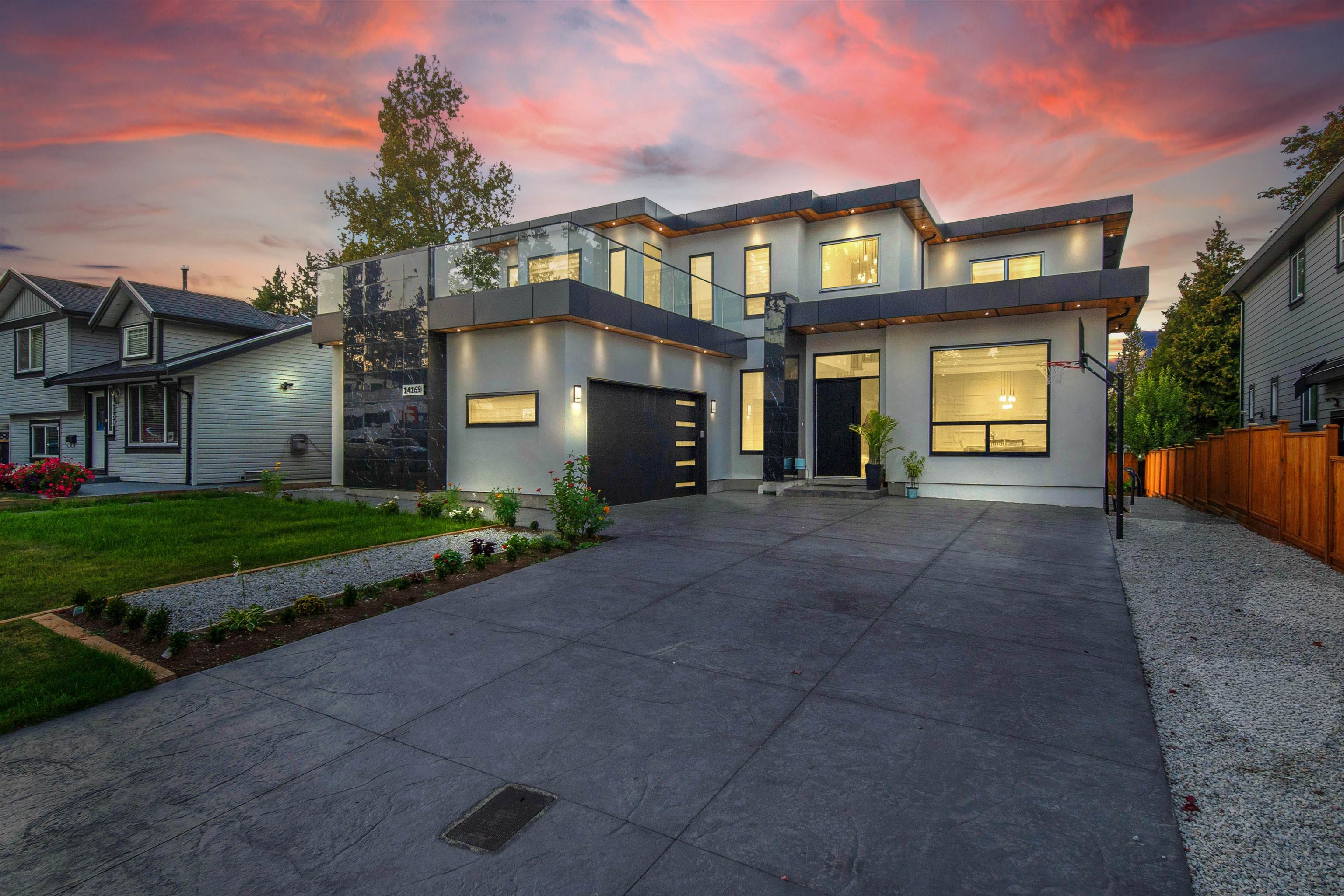 75 A Surrey Bc Avenue, Surrey, BC V3W 6S8
