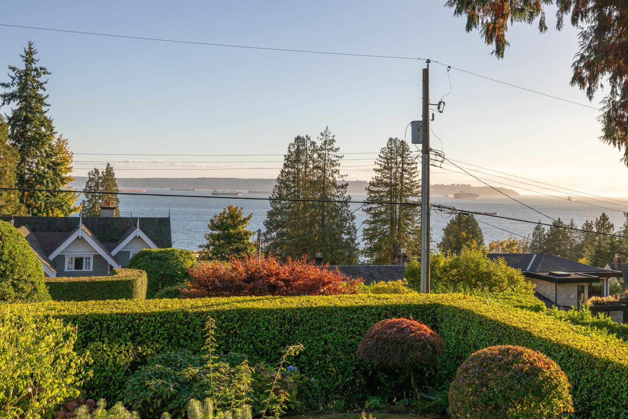 2623 2623 Lawson Avenue, West Vancouver, BC V7V 2G3