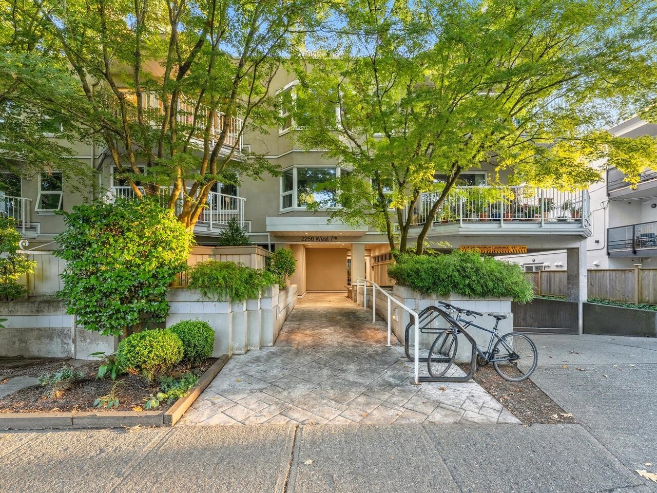 2256 West 7th Avenue #301, Vancouver, BC V6K 1Y2