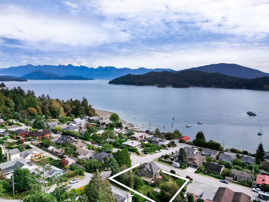 589 Seaview Road, Gibsons, BC V0N 1V9