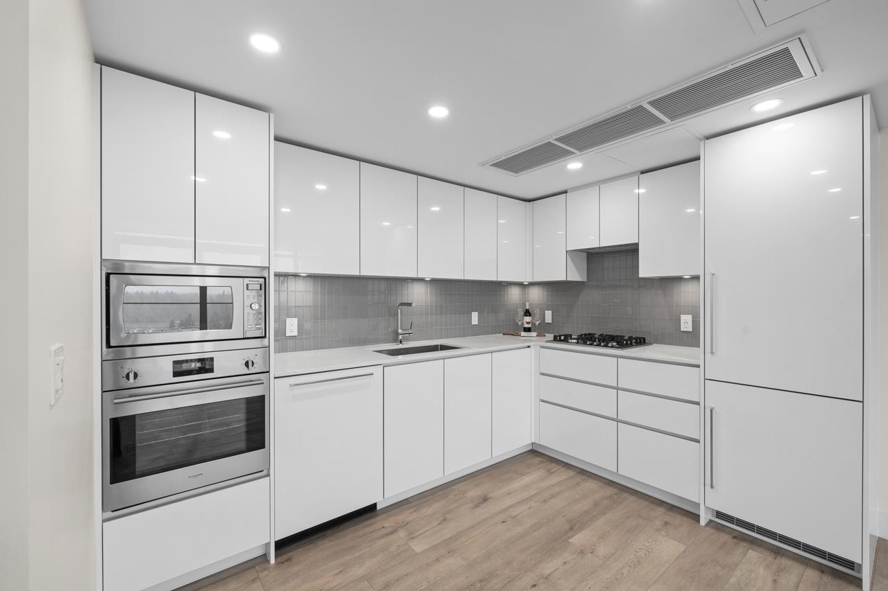 10428 Whalley Boulevard #1901, Surrey, BC V3T 1W6