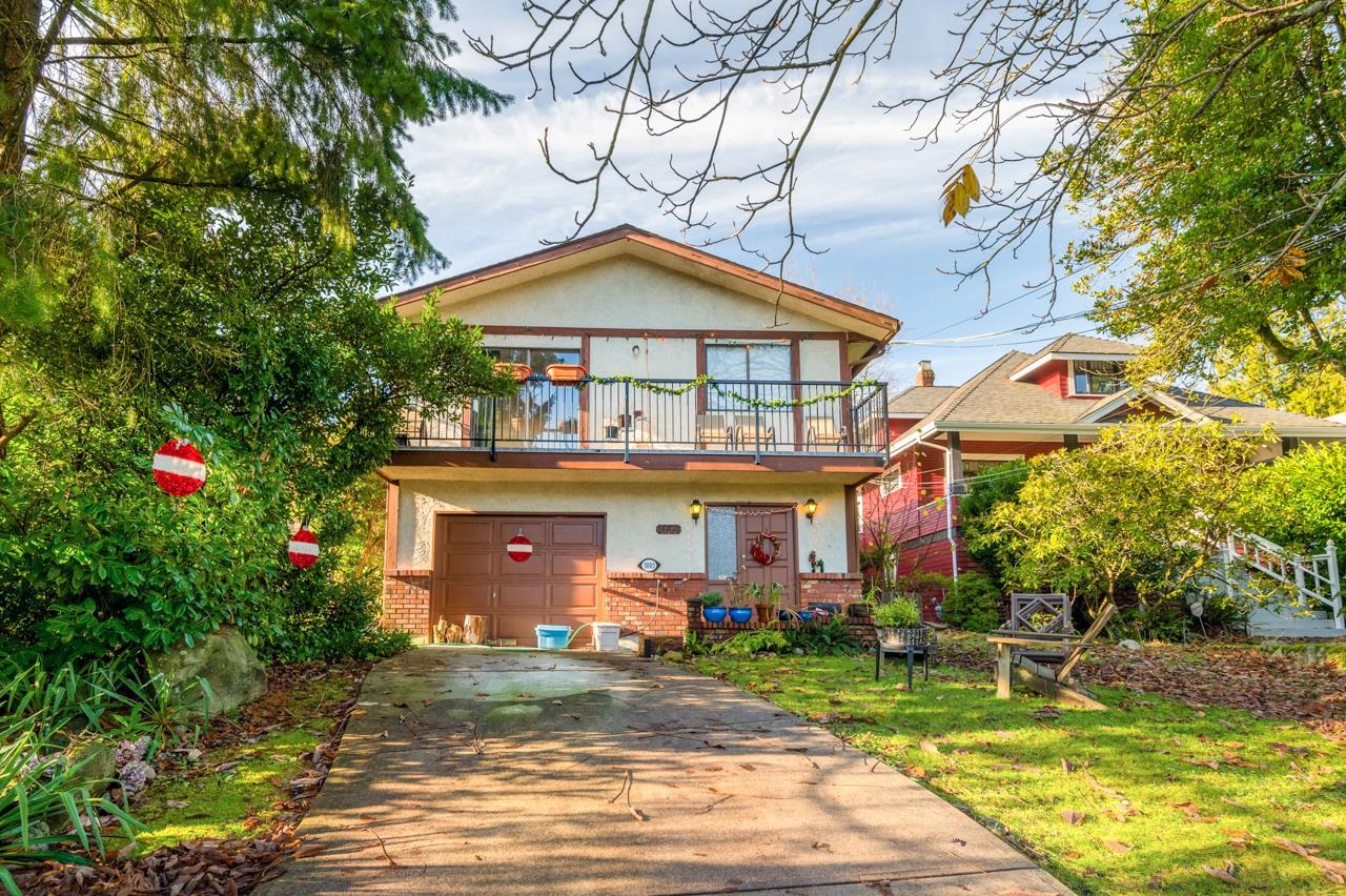 3003 Sunnyhurst Road, North Vancouver, BC V7K 2G4