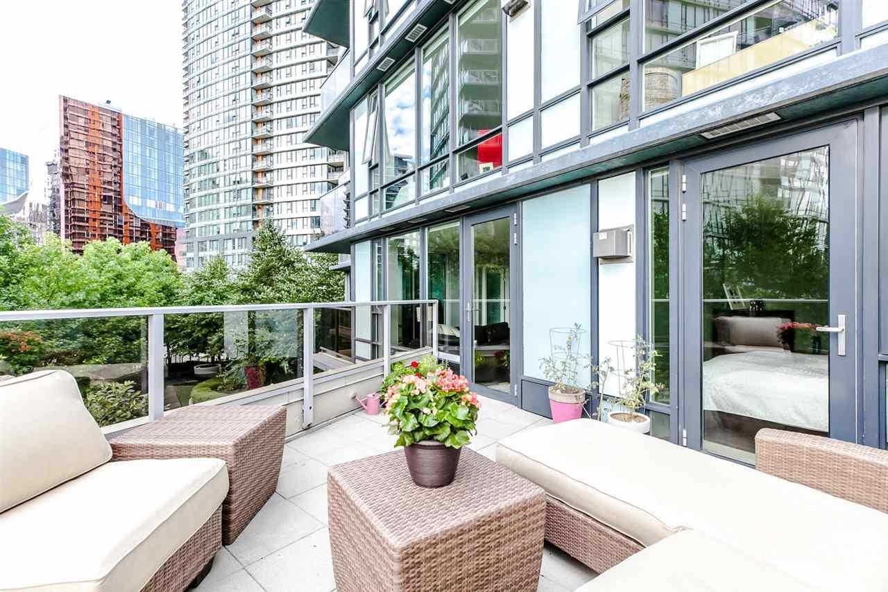 8 Smithe Mews #305, Vancouver, BC V6B 0A5
