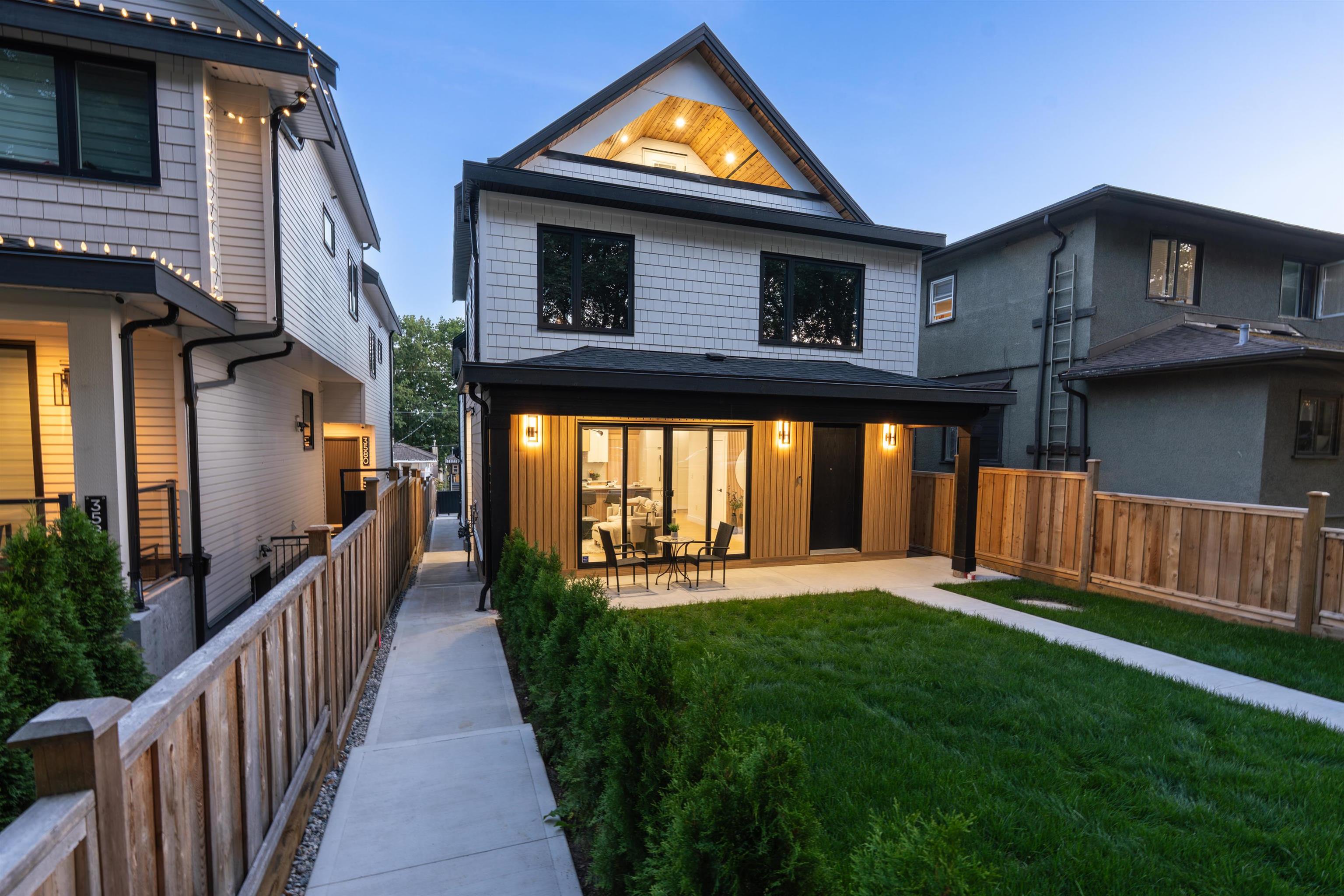 3576 East Pender Street #2, Vancouver, BC V5K 2E3