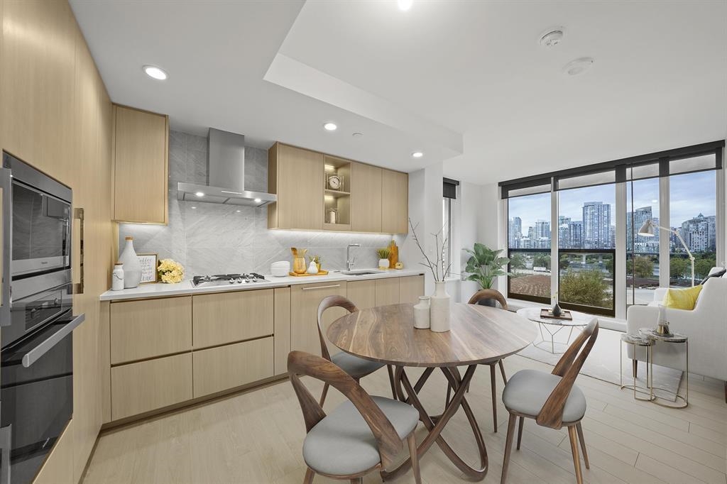 1768 Cook Street #1206, Vancouver, BC V5Y 0N3
