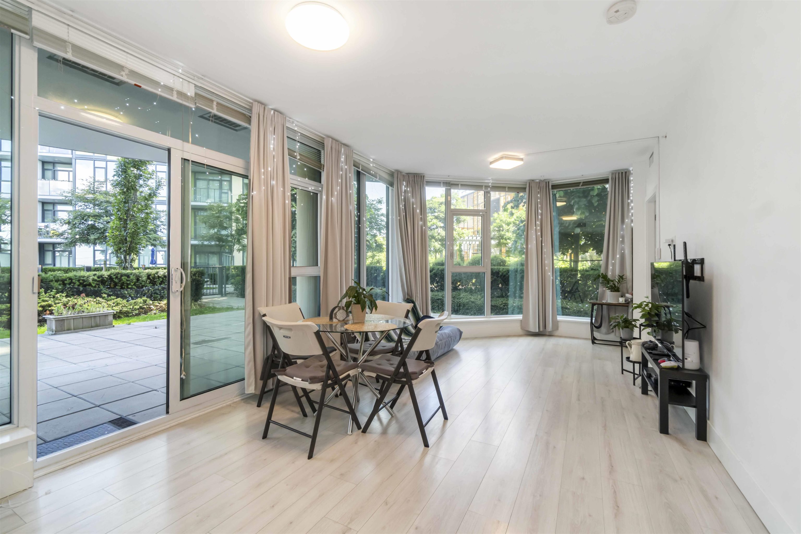 7388 Kingsway #402, Burnaby, BC V3N 0G9