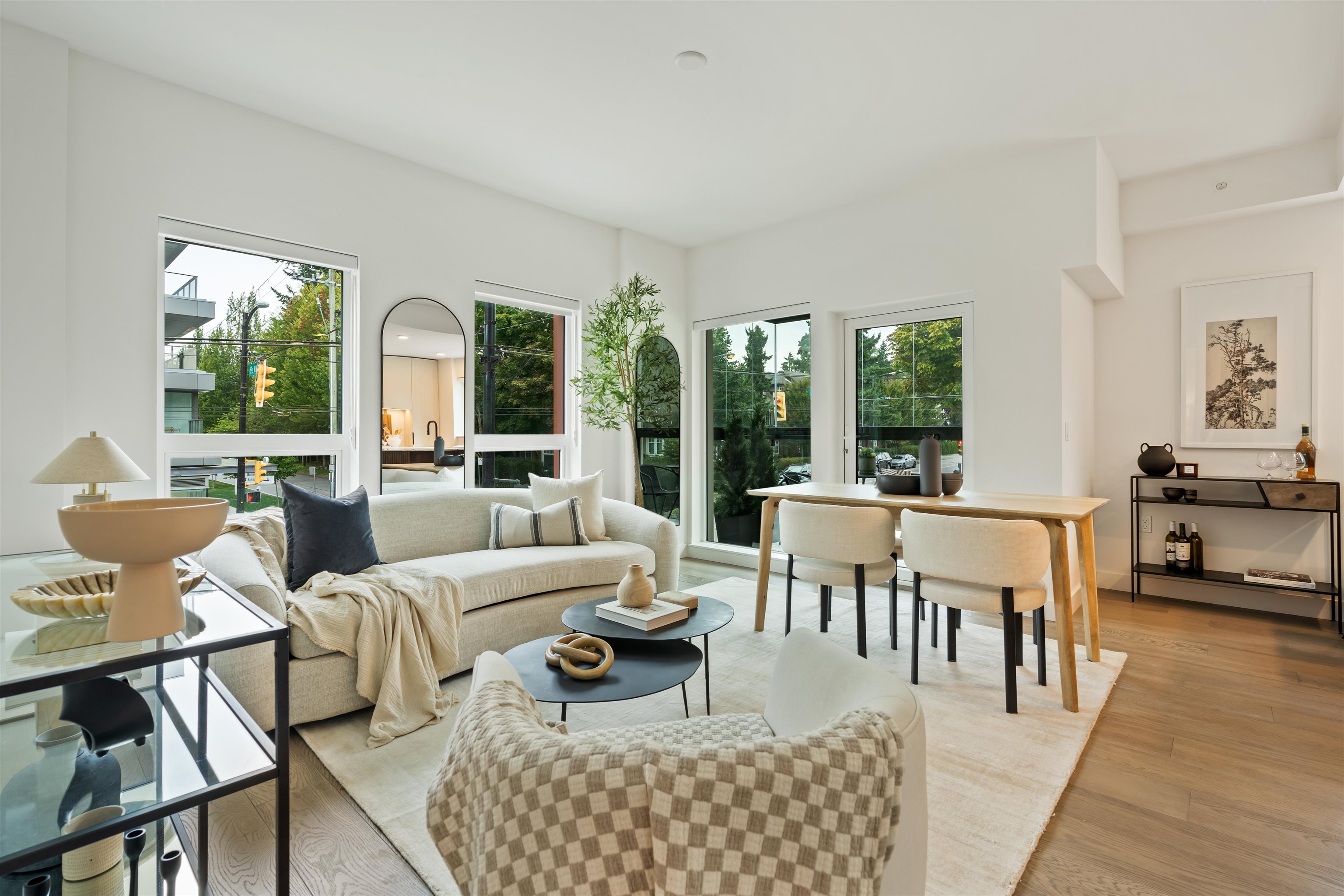 3590 West 39th Avenue #201, Vancouver, BC V6B 3A4