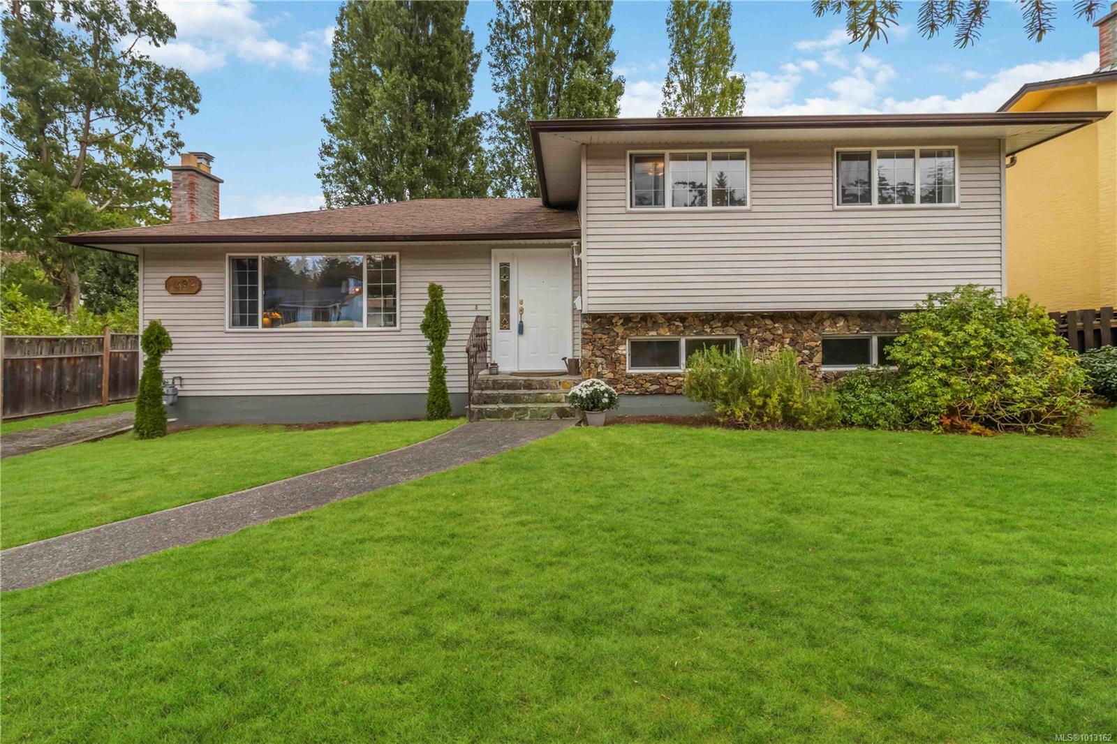 1492 Edgemont Rd, Saanich, BC V8N 4P7