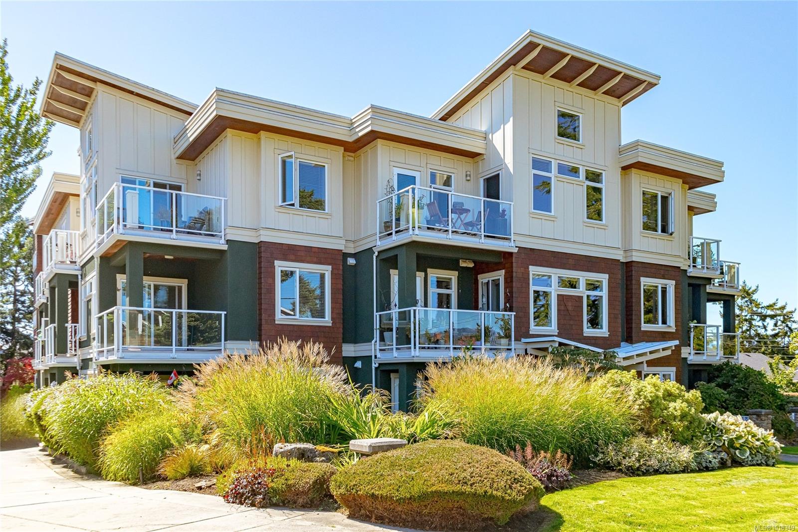 2415 Amherst Ave Apt 204, Sidney, BC V8L 2H1