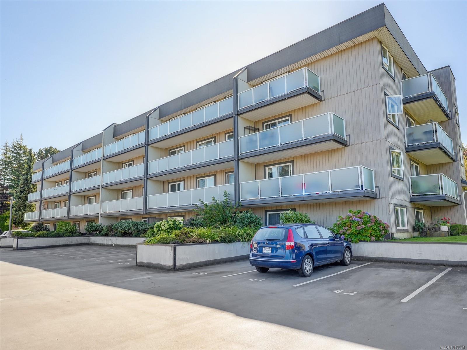 3240 Glasgow Ave Apt 301, Saanich, BC V8X 1M2