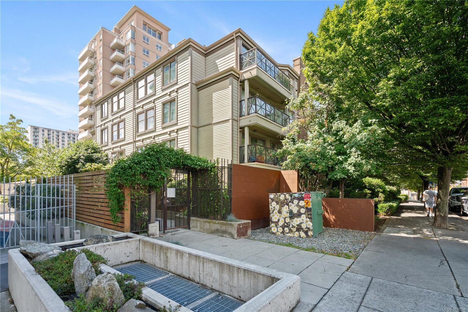 935 Johnson St Apt 410, Victoria, BC V8V 3N5