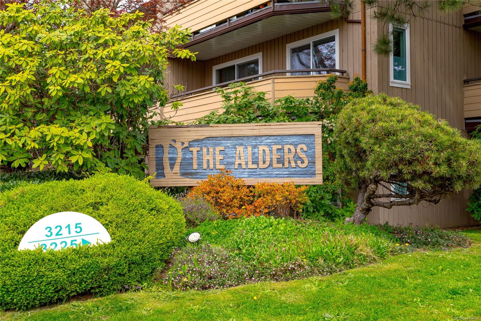 3215 Alder St Apt 310, Saanich, BC V8X 1P3