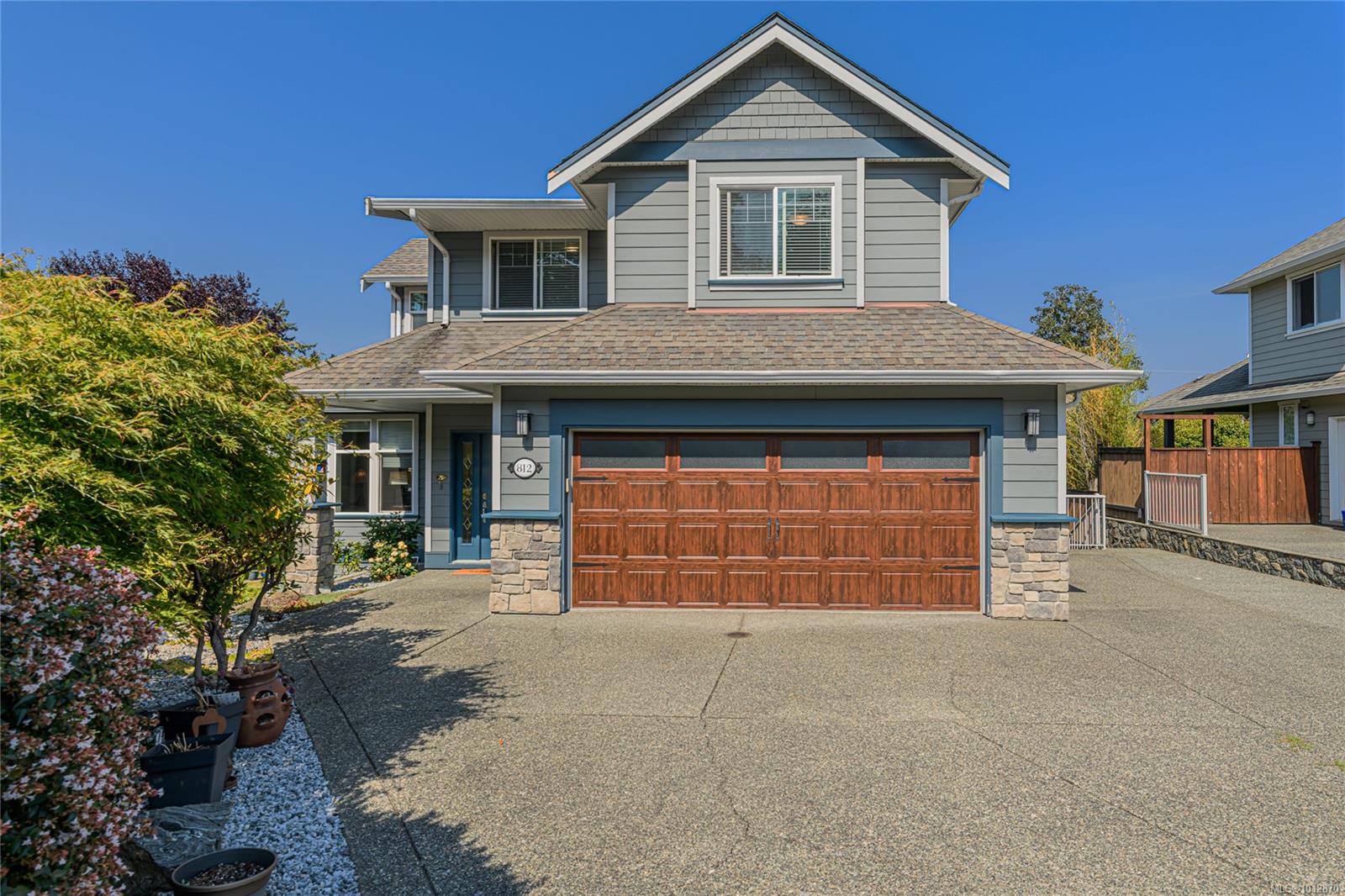 812 Rogers Close, Saanich, BC V8X 5L5