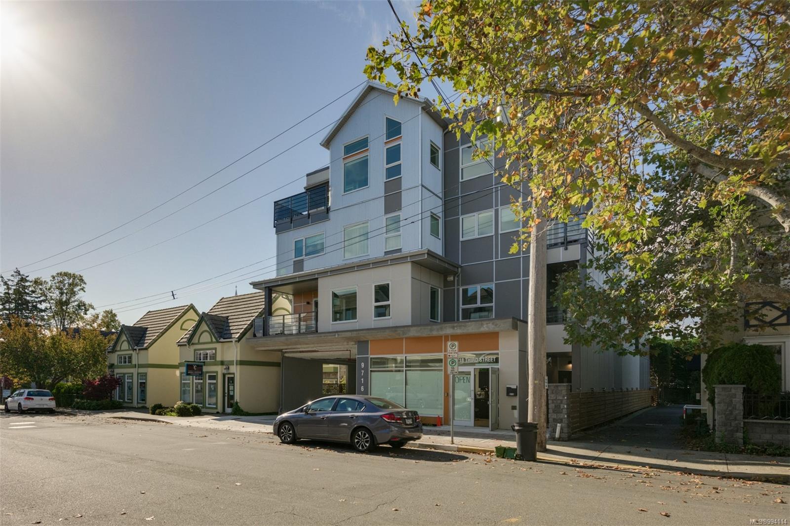 9716 Third St Apt 401, Sidney, BC V8L 3A2