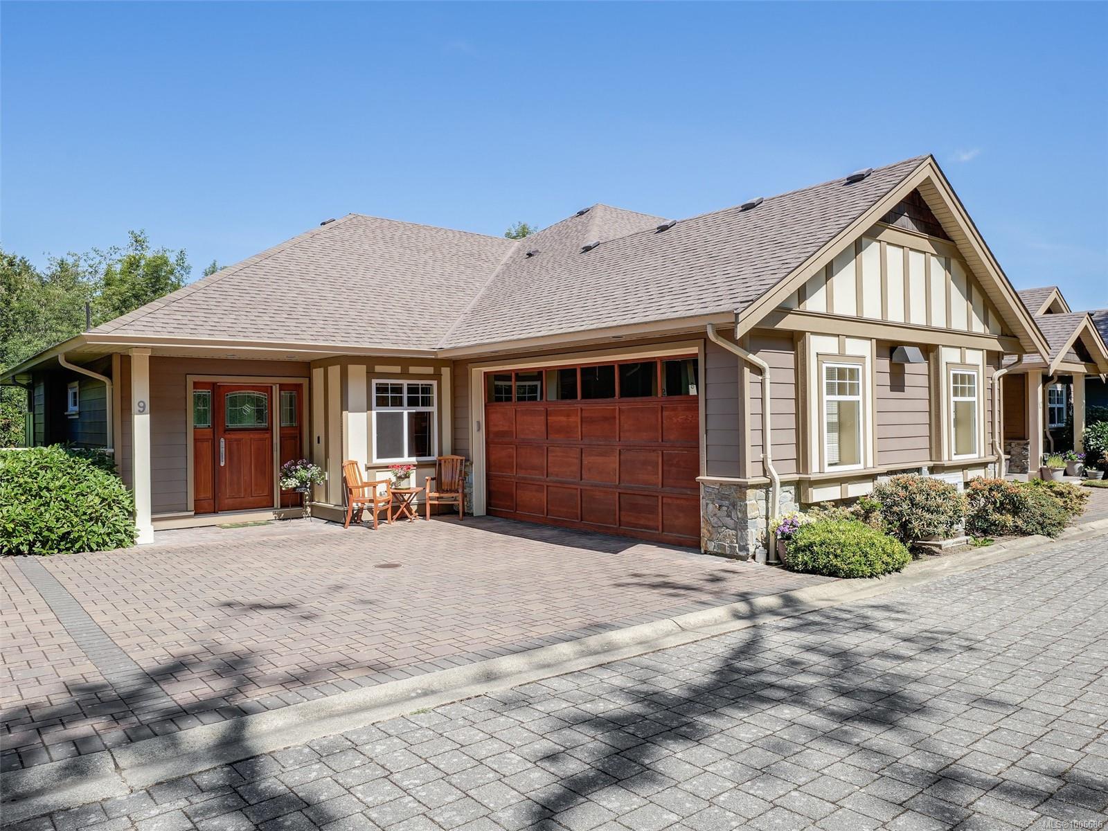 3957 S Valley Dr Apt 9, Saanich, BC V8Z 7Z1