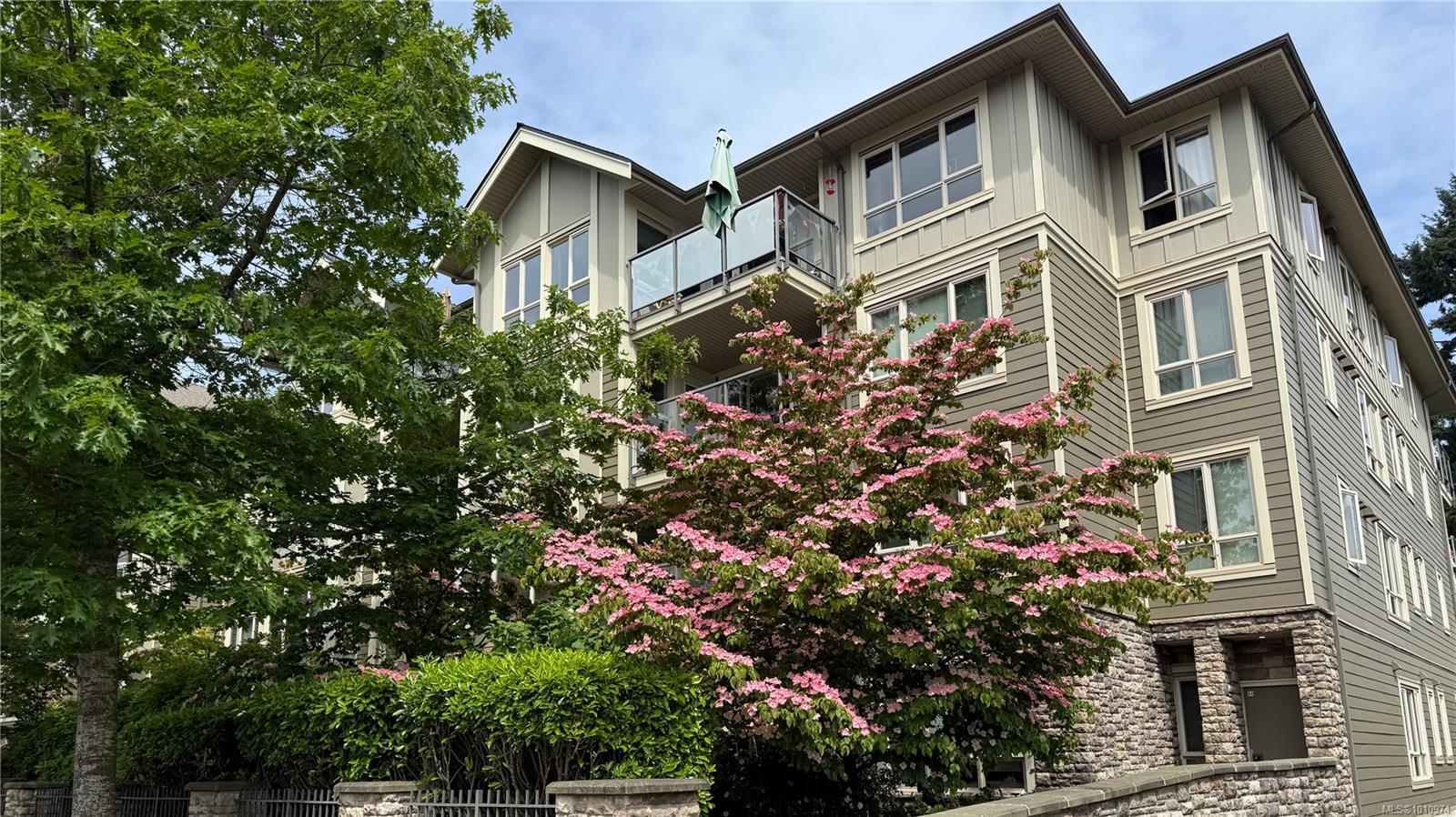 297 Hirst Ave W Apt 404, Parksville, BC V9P 0A4