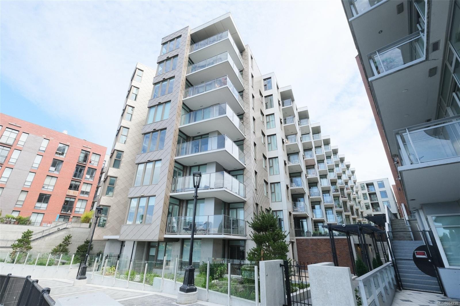 1628 Store St Apt 300, Victoria, BC V8W 0H1