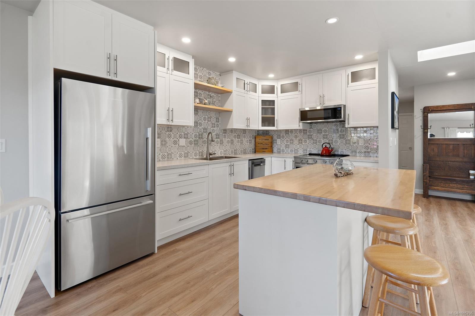 10008 Third St Apt 6, Sidney, BC V8L 3B3