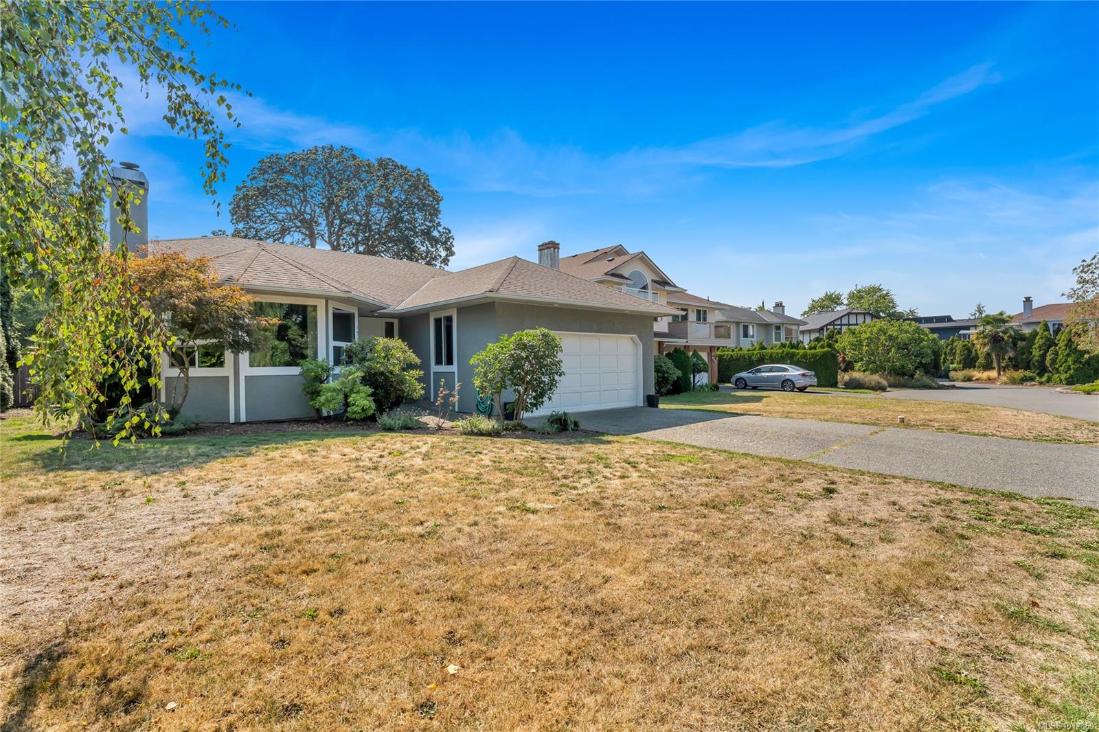 1717 Applewood Pl, Saanich, BC V8N 3N6